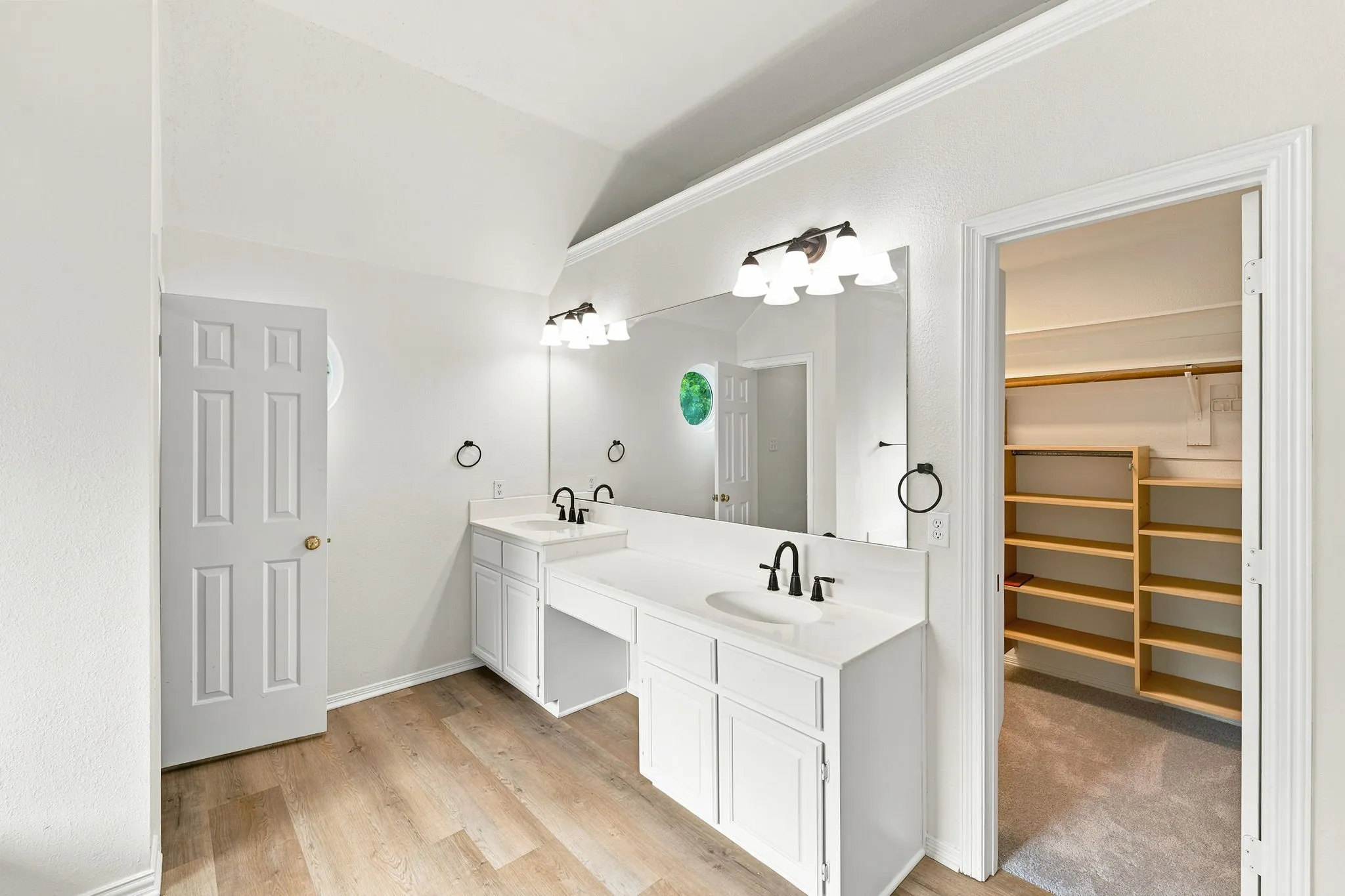 Dual sinks, separate tub and shower