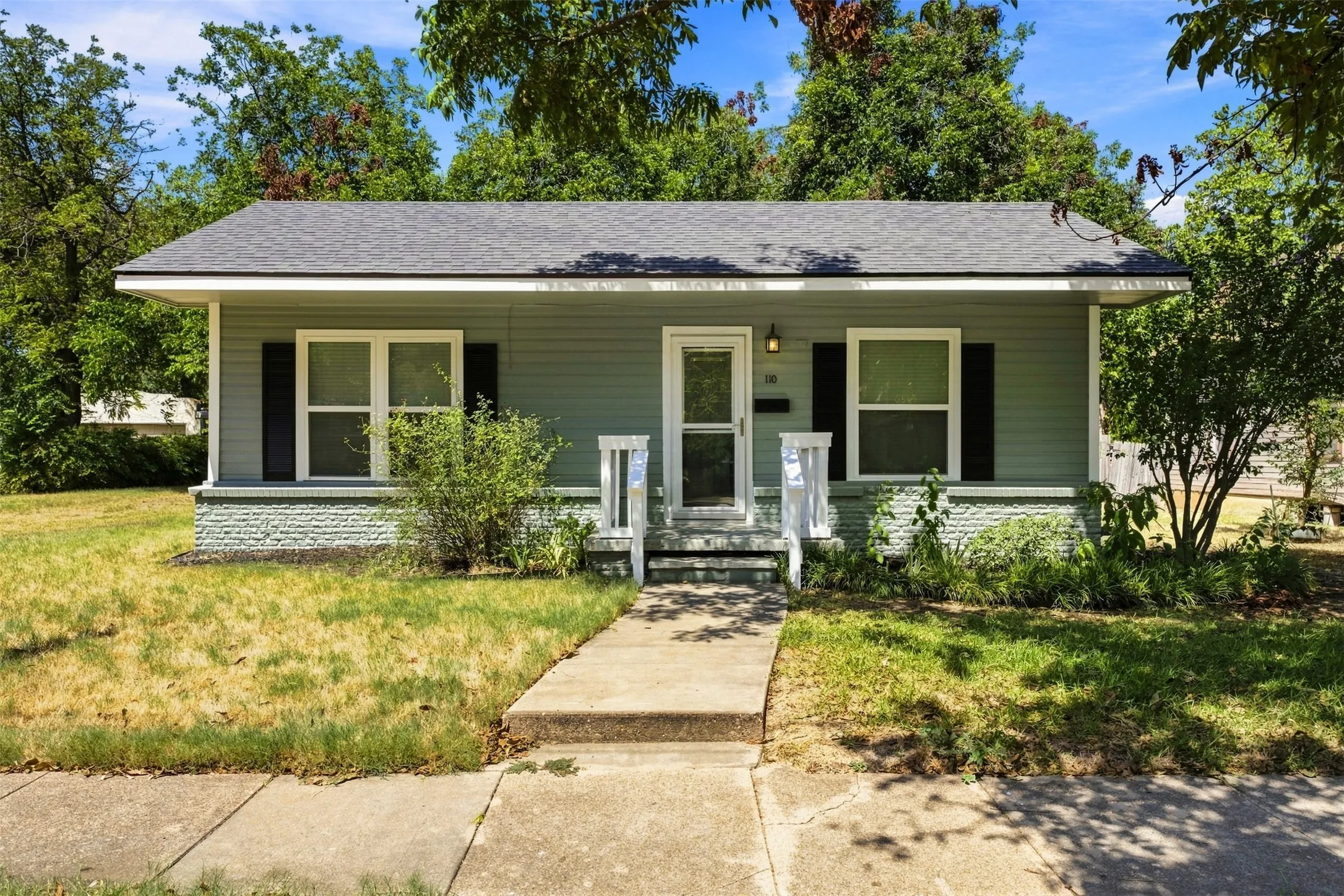 Single Family Residence For Sale in Mc Lennan County , 110 S Marable Street, West, Texas 76691, 3 Bedroom, 2 Bathroom, Garage spaces, 2,244 Sqft, built in 1925, mls#21365100, Real Estate Agent in West, Homes For Sale in Mc Lennan county, Homes For Sale in West, Realtor in West Texas, Real Estate Brokerage Independent Realty Texas, Luminita Cordes Realtor