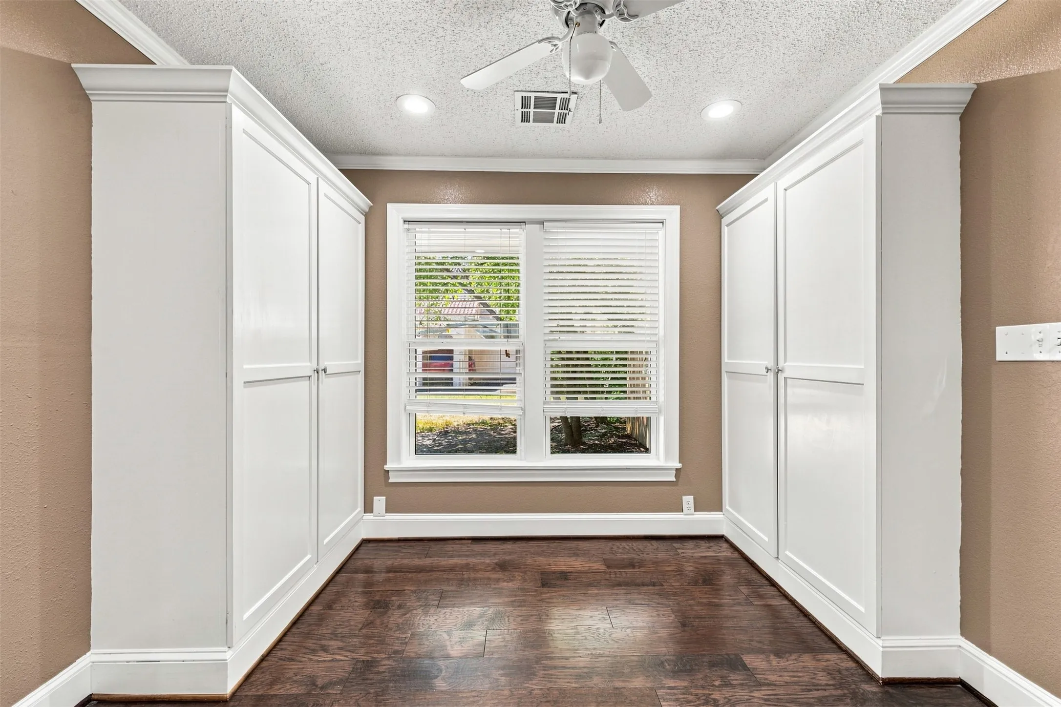 Single Family Residence For Sale in Mc Lennan County , 110 S Marable Street, West, Texas 76691, 3 Bedroom, 2 Bathroom, Garage spaces, 2,244 Sqft, built in 1925, mls#21365100, Real Estate Agent in West, Homes For Sale in Mc Lennan county, Homes For Sale in West, Realtor in West Texas, Real Estate Brokerage Independent Realty Texas, Luminita Cordes Realtor
