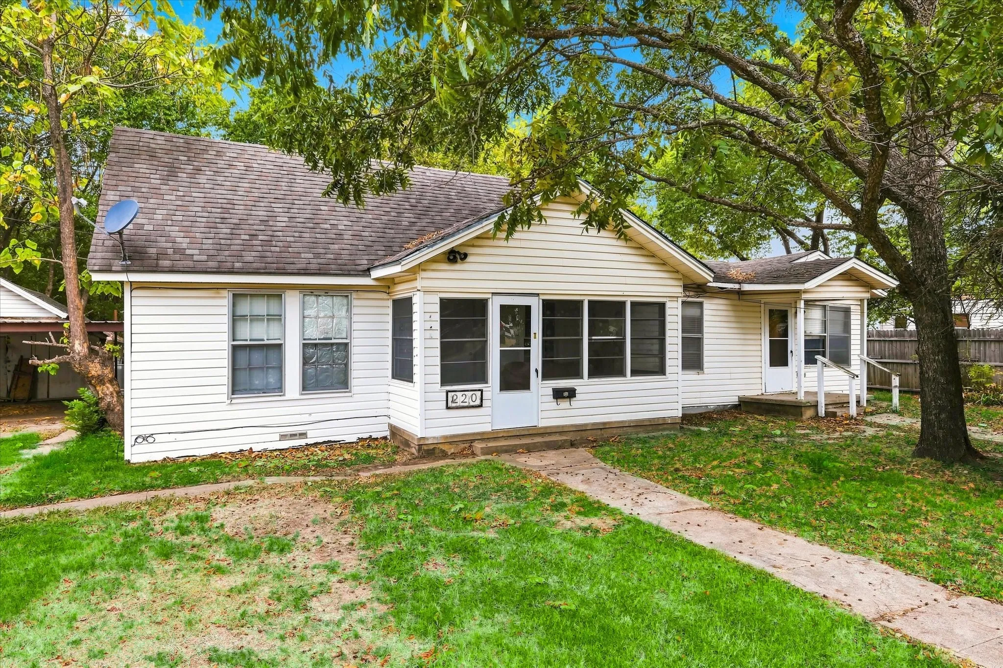 Single Family Residence For Sale in Van Zandt County , 220 S 2nd Street, Wills Point, Texas 75169, 3 Bedroom, 3 Bathroom, Garage spaces, 2,172 Sqft, built in 1957, mls#21365207, Real Estate Agent in Wills Point, Homes For Sale in Van Zandt county, Homes For Sale in Wills Point, Realtor in Wills Point Texas, Real Estate Brokerage Independent Realty Texas, Luminita Cordes Realtor