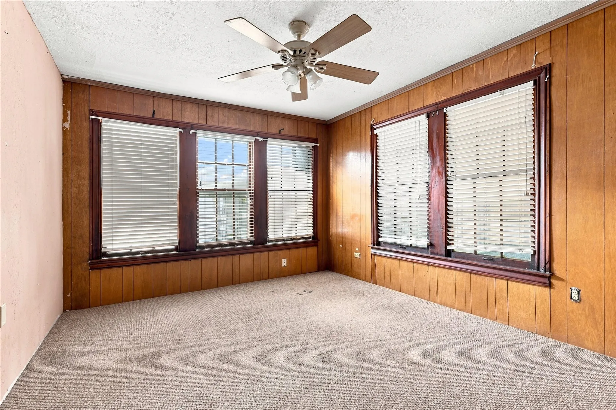 Single Family Residence For Sale in Van Zandt County , 220 S 2nd Street, Wills Point, Texas 75169, 3 Bedroom, 3 Bathroom, Garage spaces, 2,172 Sqft, built in 1957, mls#21365207, Real Estate Agent in Wills Point, Homes For Sale in Van Zandt county, Homes For Sale in Wills Point, Realtor in Wills Point Texas, Real Estate Brokerage Independent Realty Texas, Luminita Cordes Realtor