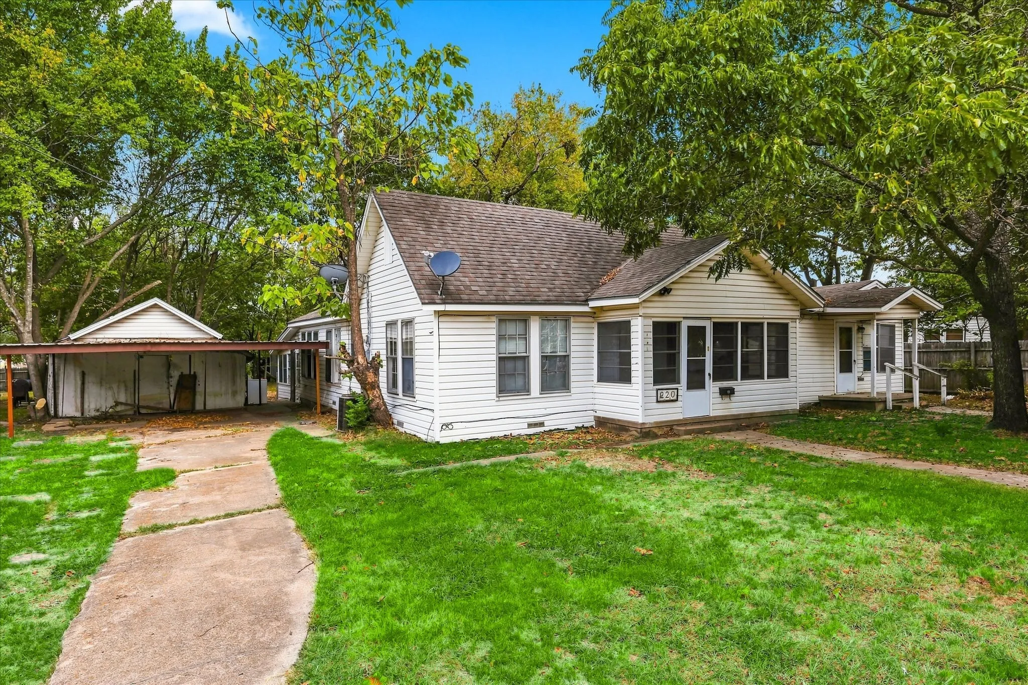 Single Family Residence For Sale in Van Zandt County , 220 S 2nd Street, Wills Point, Texas 75169, 3 Bedroom, 3 Bathroom, Garage spaces, 2,172 Sqft, built in 1957, mls#21365207, Real Estate Agent in Wills Point, Homes For Sale in Van Zandt county, Homes For Sale in Wills Point, Realtor in Wills Point Texas, Real Estate Brokerage Independent Realty Texas, Luminita Cordes Realtor