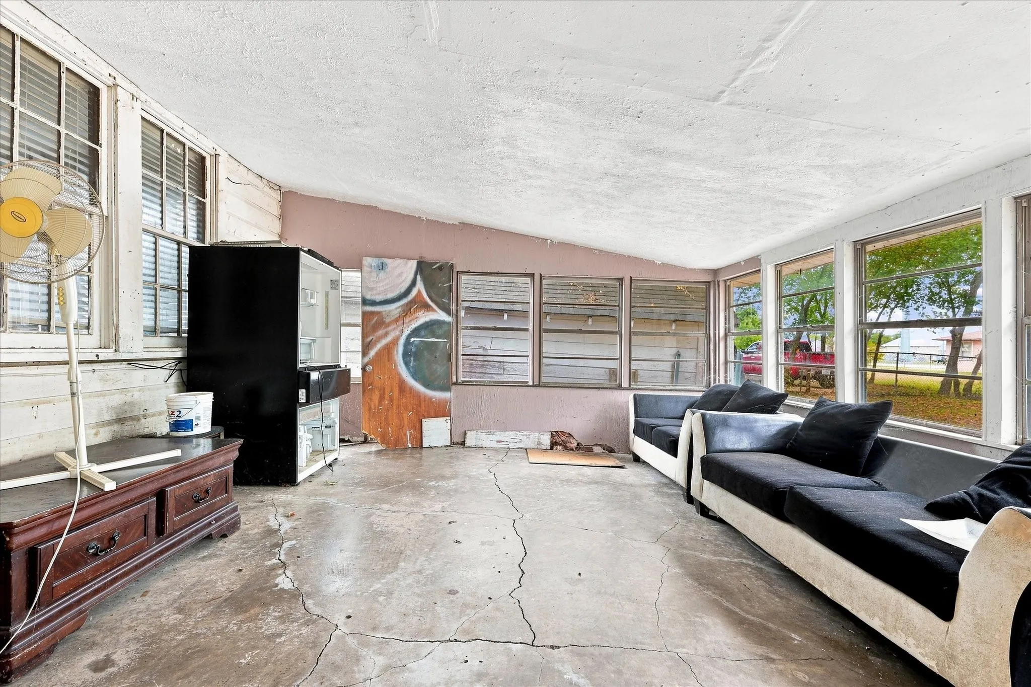 Single Family Residence For Sale in Van Zandt County , 220 S 2nd Street, Wills Point, Texas 75169, 3 Bedroom, 3 Bathroom, Garage spaces, 2,172 Sqft, built in 1957, mls#21365207, Real Estate Agent in Wills Point, Homes For Sale in Van Zandt county, Homes For Sale in Wills Point, Realtor in Wills Point Texas, Real Estate Brokerage Independent Realty Texas, Luminita Cordes Realtor