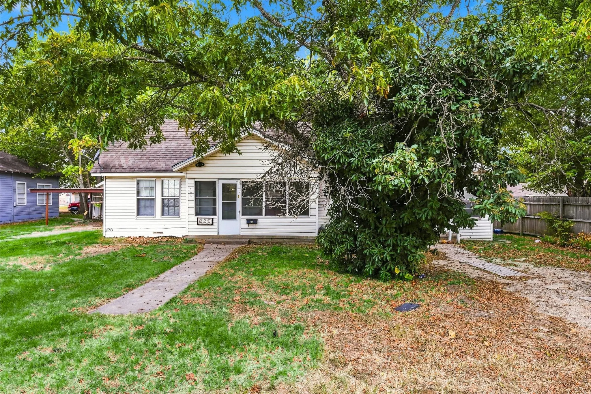 Single Family Residence For Sale in Van Zandt County , 220 S 2nd Street, Wills Point, Texas 75169, 3 Bedroom, 3 Bathroom, Garage spaces, 2,172 Sqft, built in 1957, mls#21365207, Real Estate Agent in Wills Point, Homes For Sale in Van Zandt county, Homes For Sale in Wills Point, Realtor in Wills Point Texas, Real Estate Brokerage Independent Realty Texas, Luminita Cordes Realtor