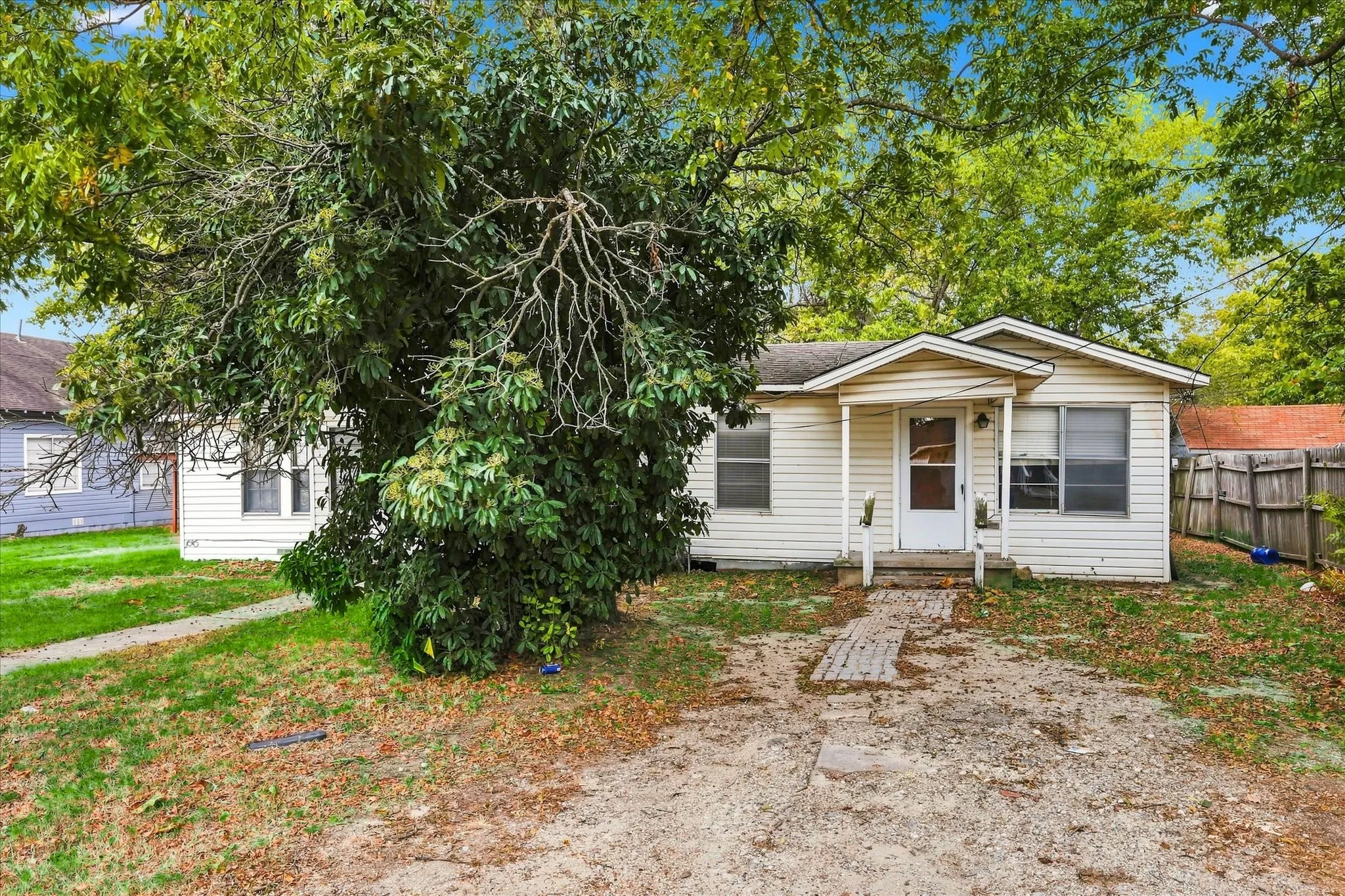 Single Family Residence For Sale in Van Zandt County , 220 S 2nd Street, Wills Point, Texas 75169, 3 Bedroom, 3 Bathroom, Garage spaces, 2,172 Sqft, built in 1957, mls#21365207, Real Estate Agent in Wills Point, Homes For Sale in Van Zandt county, Homes For Sale in Wills Point, Realtor in Wills Point Texas, Real Estate Brokerage Independent Realty Texas, Luminita Cordes Realtor
