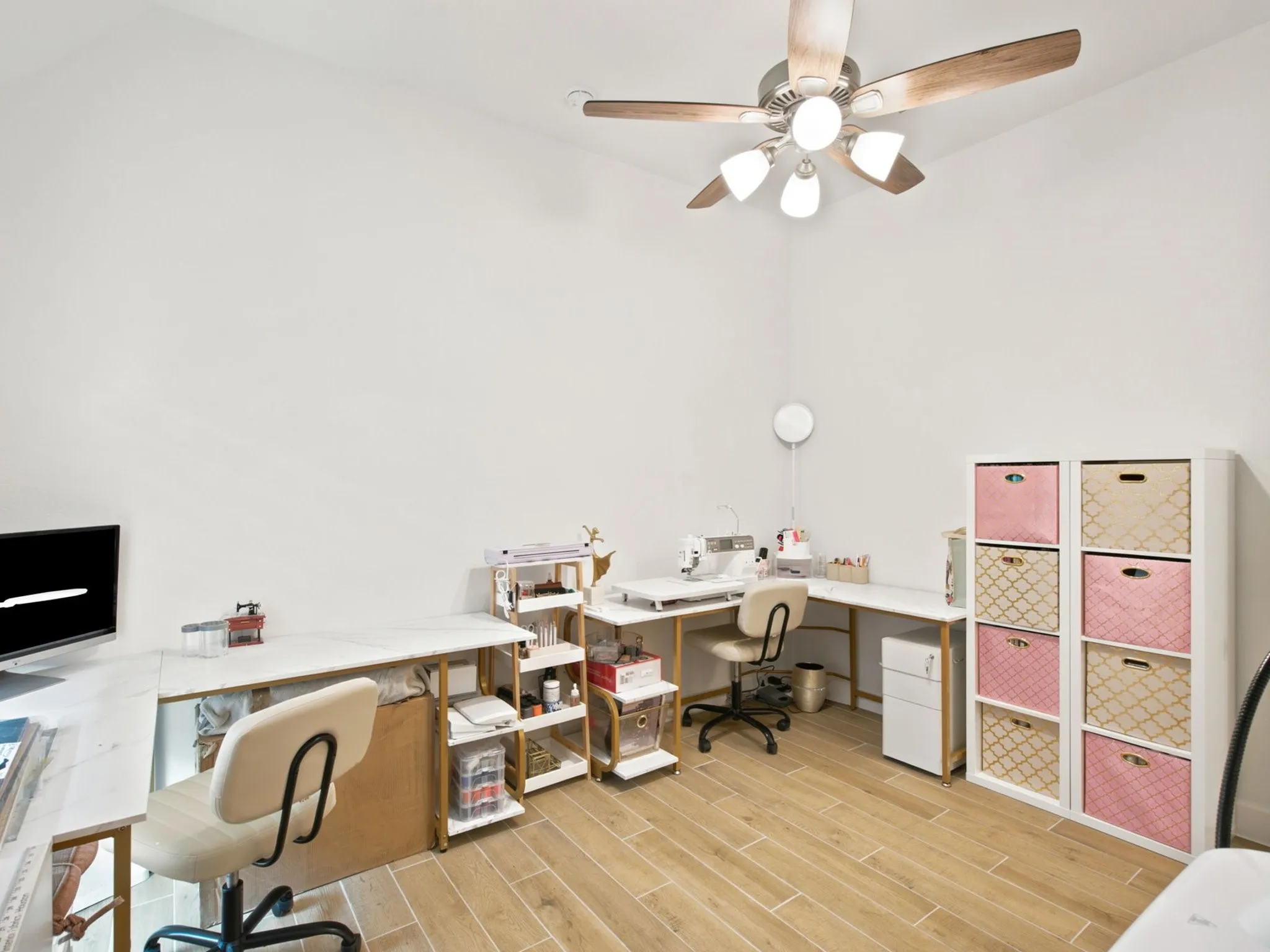 Vaulted ceiling with an attached ceiling fan and light fixture