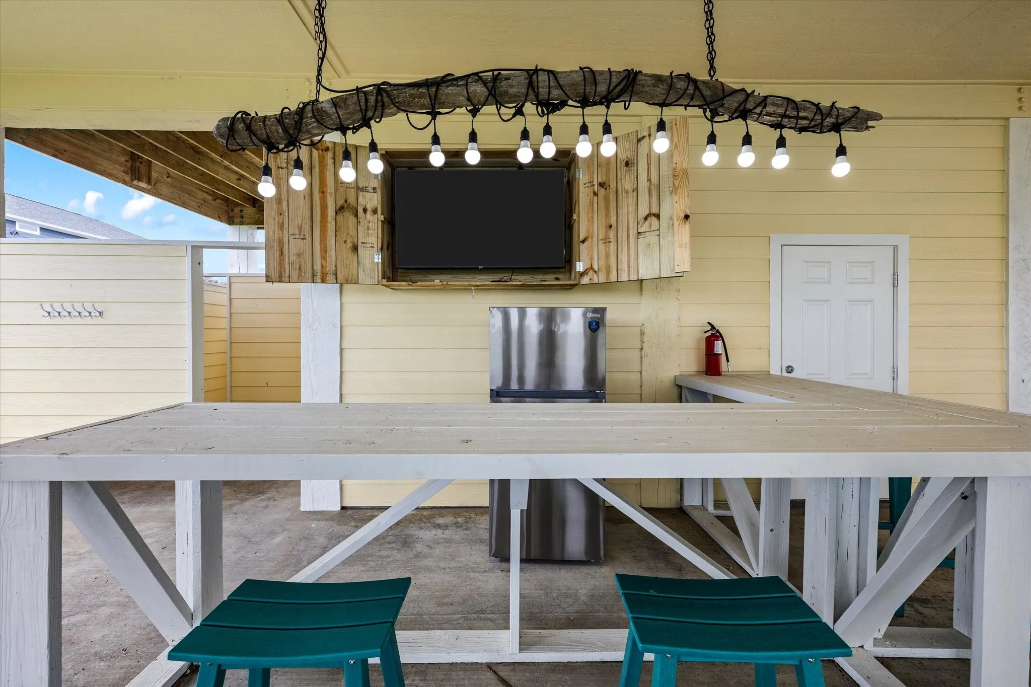 Outdoor fridge, Smrt TV and outdoor shower - ready for you!