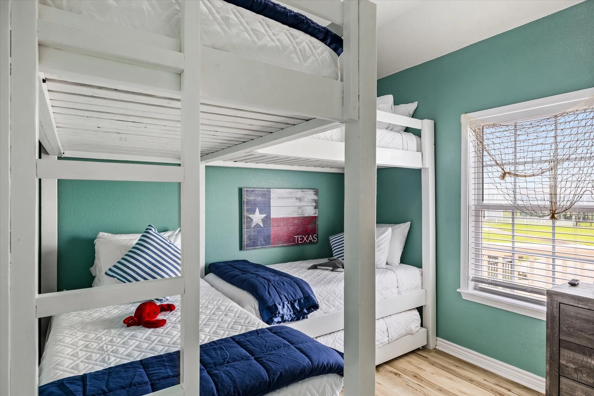 Sturdy bunk room with 5 twin beds