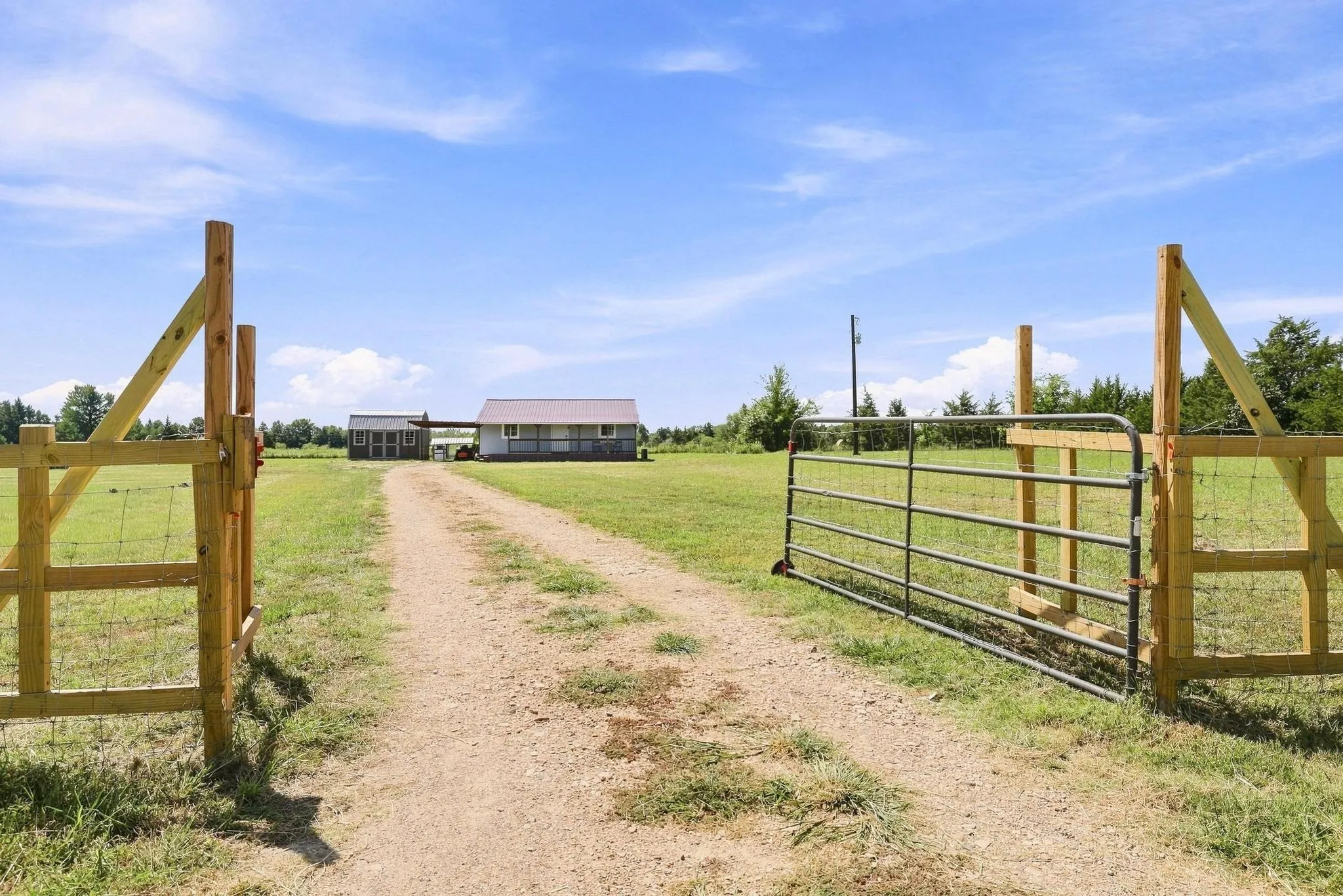 Single Family Residence For Sale in Lamar County , 1703 Fm 1501, Deport, Texas 75435, 2 Bedroom, 1 Bathroom, Garage spaces, 720 Sqft, built in 2012, mls#21365029, Real Estate Agent in Deport, Homes For Sale in Lamar county, Homes For Sale in Deport, Realtor in Deport Texas, Real Estate Brokerage Independent Realty Texas, Luminita Cordes Realtor