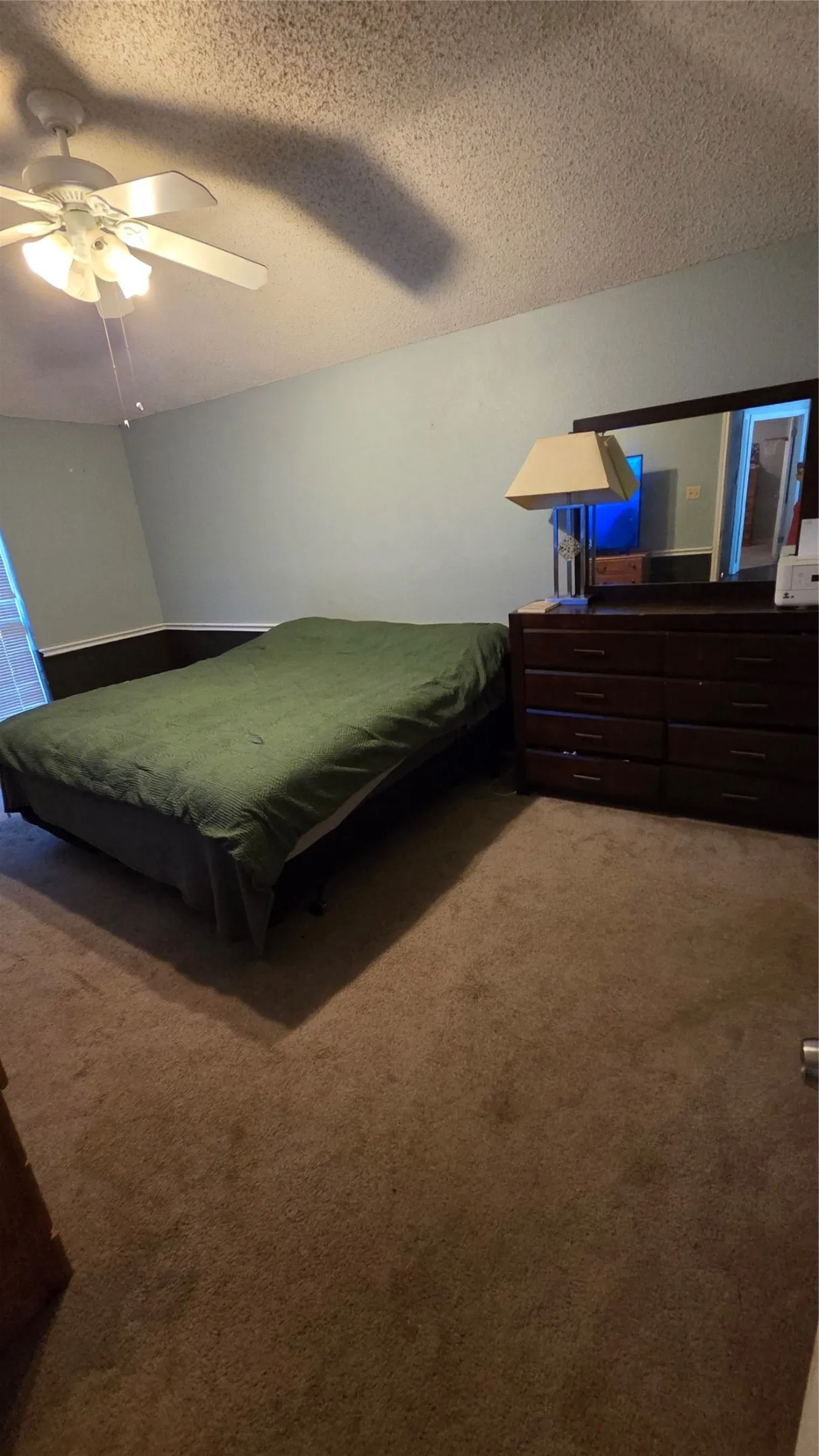 Ceiling fan with integrated lighting