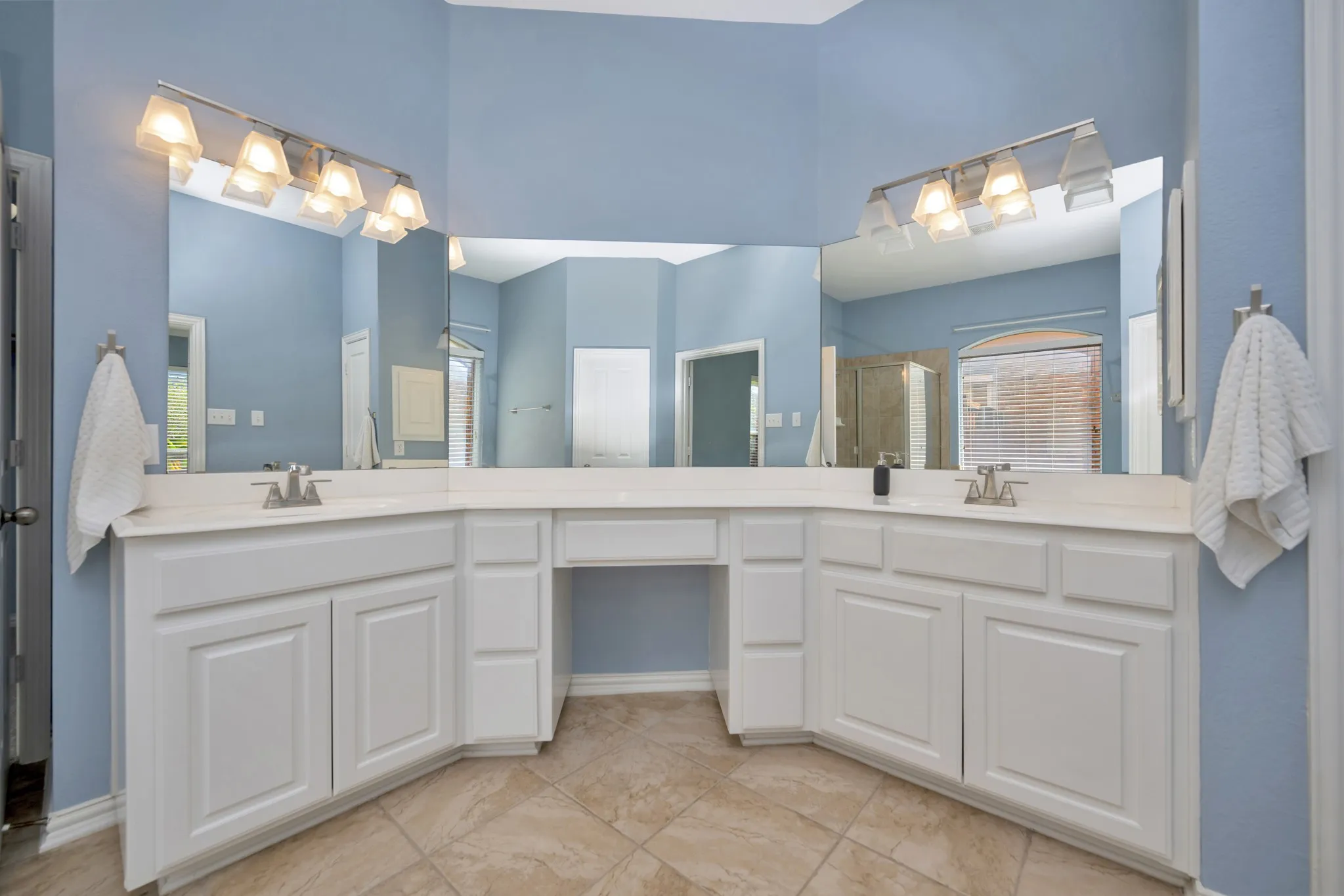 Single Family Residence For Sale in Tarrant County , 956 Water Oak Drive, Grapevine, Texas 76051, 4 Bedroom, 4 Bathroom, 3 Garage spaces, 4,063 Sqft, built in 2004, mls#21360223, Real Estate Agent in Grapevine, Homes For Sale in Tarrant county, Homes For Sale in Grapevine, Realtor in Grapevine Texas, Real Estate Brokerage Independent Realty Texas, Luminita Cordes Realtor