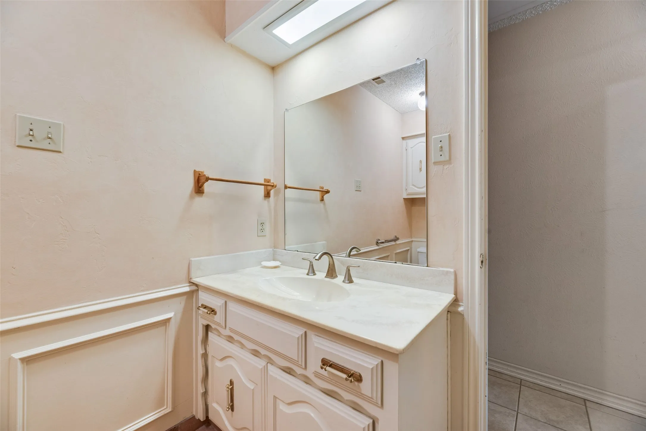 Single Family Residence For Sale in Dallas County , 7719 Applecross Lane, Dallas, Texas 75248, 5 Bedroom, 4 Bathroom, 3 Garage spaces, 3,172 Sqft, built in 1976, mls#21362871, Real Estate Agent in Dallas, Homes For Sale in Dallas county, Homes For Sale in Dallas, Realtor in Dallas Texas, Real Estate Brokerage Independent Realty Texas, Luminita Cordes Realtor