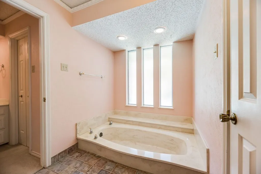 Single Family Residence For Sale in Dallas County , 7719 Applecross Lane, Dallas, Texas 75248, 5 Bedroom, 4 Bathroom, 3 Garage spaces, 3,172 Sqft, built in 1976, mls#21362871, Real Estate Agent in Dallas, Homes For Sale in Dallas county, Homes For Sale in Dallas, Realtor in Dallas Texas, Real Estate Brokerage Independent Realty Texas, Luminita Cordes Realtor