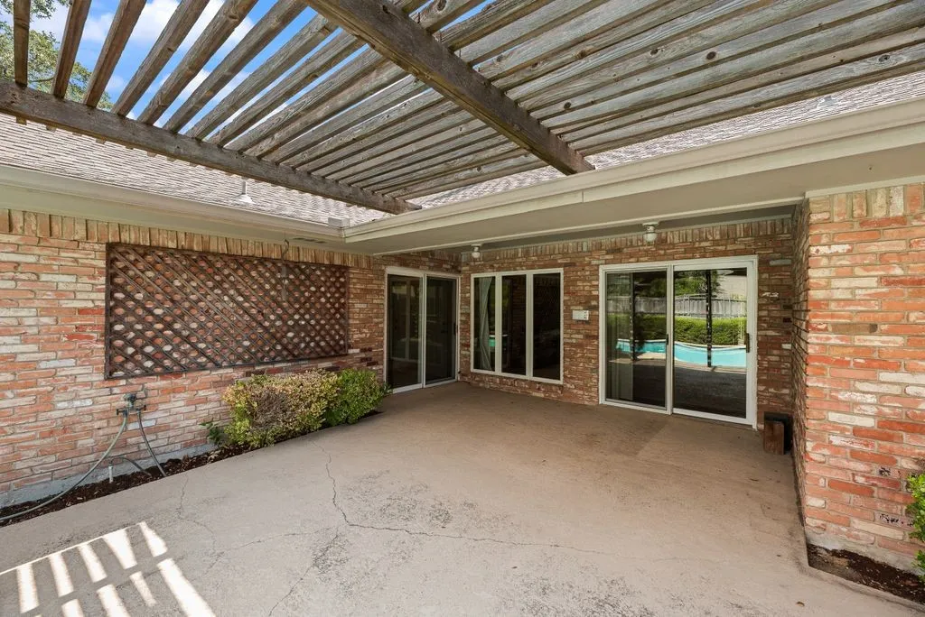 Single Family Residence For Sale in Dallas County , 7719 Applecross Lane, Dallas, Texas 75248, 5 Bedroom, 4 Bathroom, 3 Garage spaces, 3,172 Sqft, built in 1976, mls#21362871, Real Estate Agent in Dallas, Homes For Sale in Dallas county, Homes For Sale in Dallas, Realtor in Dallas Texas, Real Estate Brokerage Independent Realty Texas, Luminita Cordes Realtor