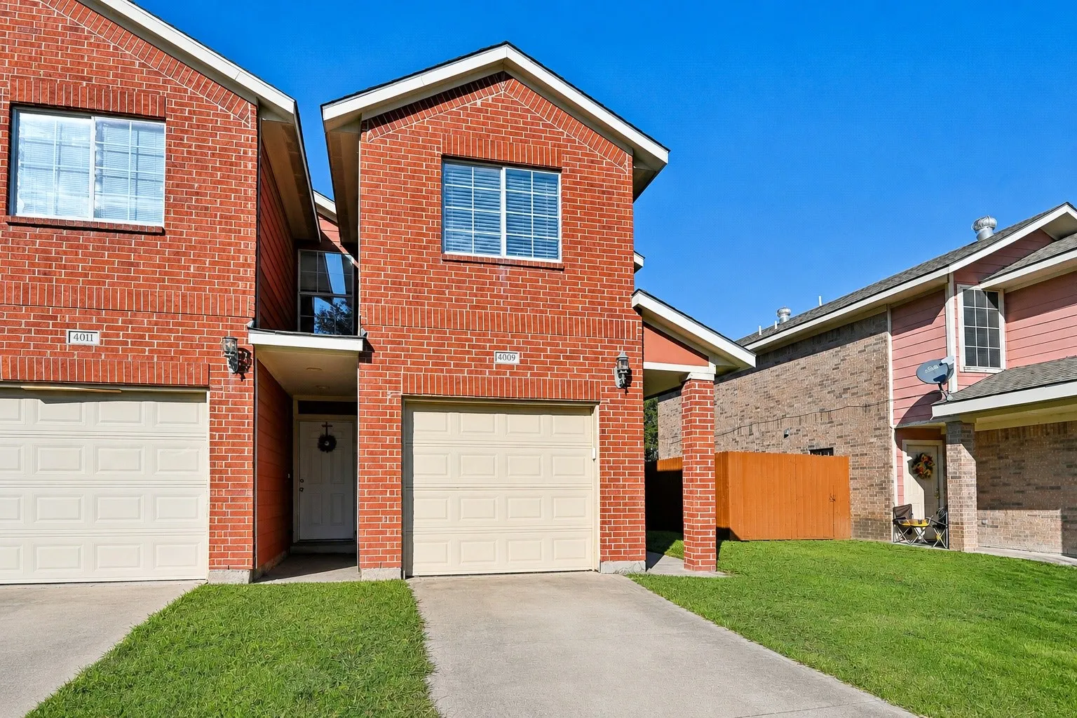 Single Family Residence For Rent in Dallas County , 4011 Preferred Place, Dallas, Texas 75237, 3 Bedroom, 3 Bathroom, 1 Garage spaces, 1,307 Sqft, built in 2006, mls#21365162, Real Estate Agent in Dallas, Homes For Rent in Dallas county, Homes For Rent in Dallas, Realtor in Dallas Texas, Real Estate Brokerage Independent Realty Texas, Luminita Cordes Realtor