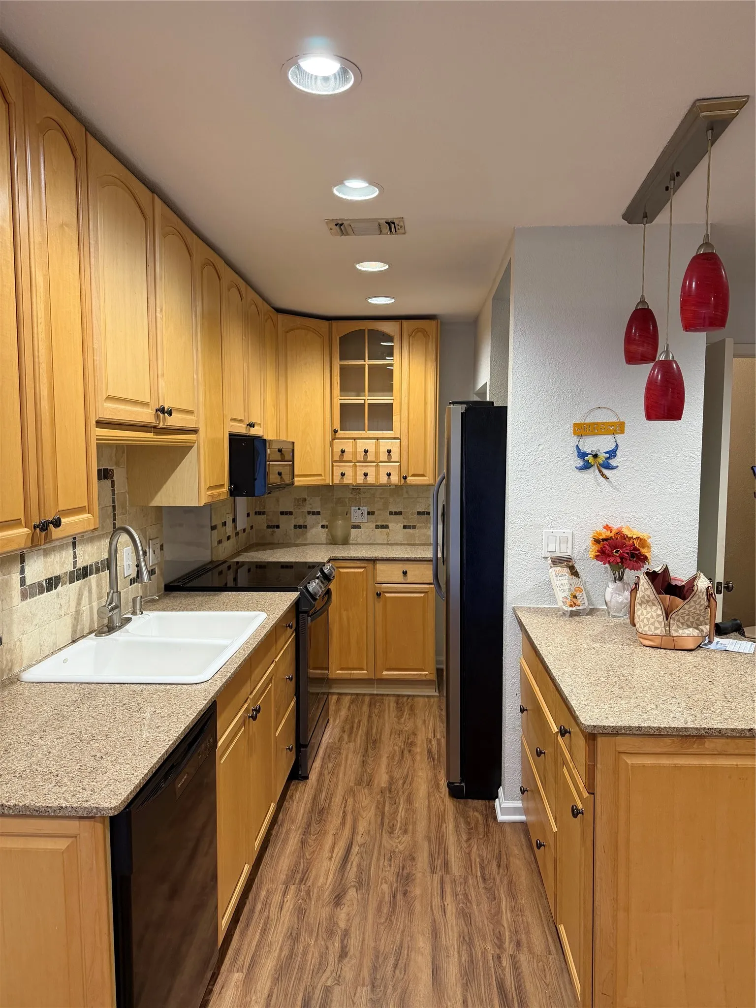 Condominium For Sale in Dallas County , 5740 Martel Avenue B15, Dallas, Texas 75206, 1 Bedroom, 2 Bathroom, 1 Garage spaces, 781 Sqft, built in 1983, mls#21364606, Real Estate Agent in Dallas, Homes For Sale in Dallas county, Homes For Sale in Dallas, Realtor in Dallas Texas, Real Estate Brokerage Independent Realty Texas, Luminita Cordes Realtor