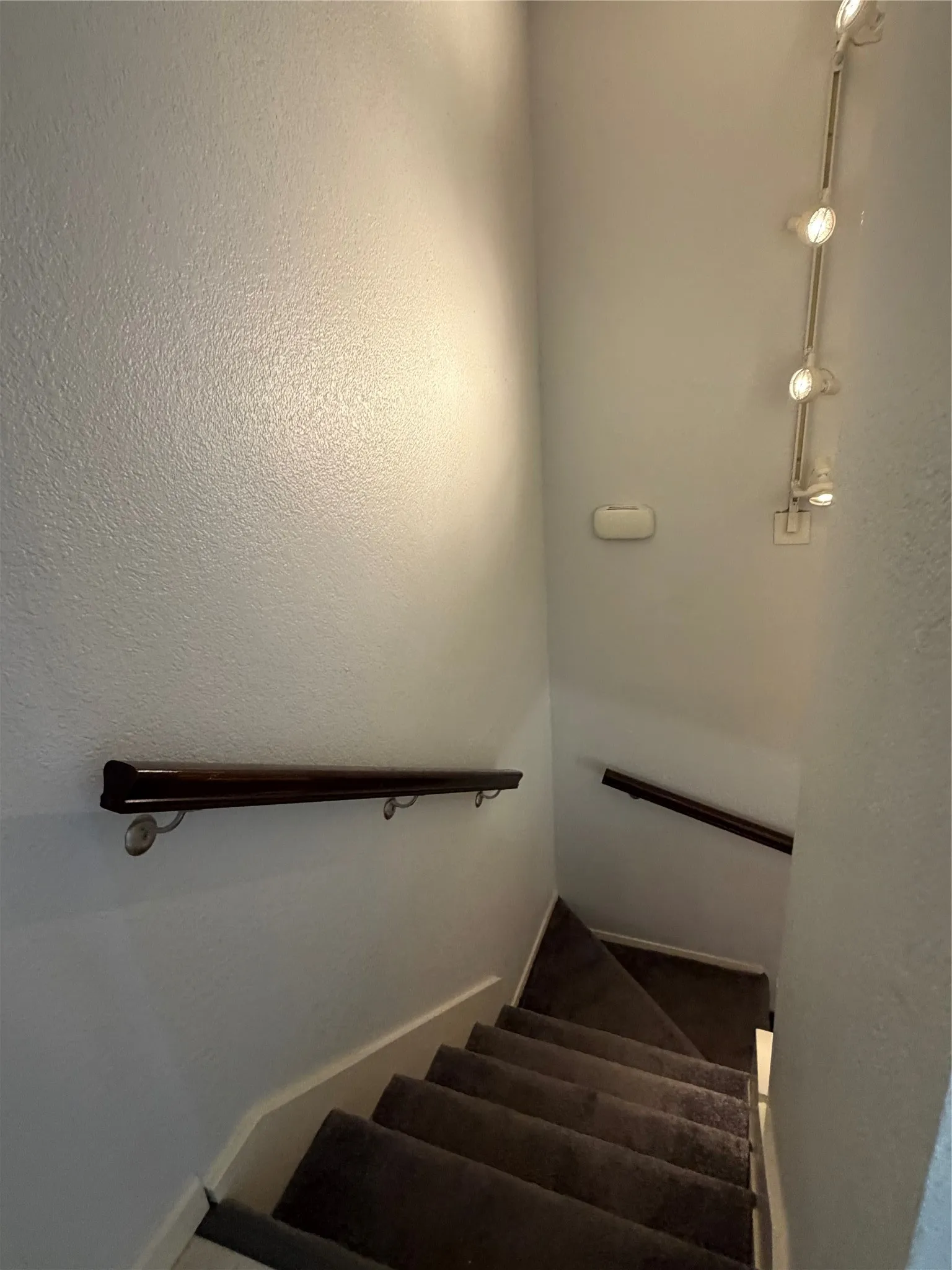 Condominium For Sale in Dallas County , 5740 Martel Avenue B15, Dallas, Texas 75206, 1 Bedroom, 2 Bathroom, 1 Garage spaces, 781 Sqft, built in 1983, mls#21364606, Real Estate Agent in Dallas, Homes For Sale in Dallas county, Homes For Sale in Dallas, Realtor in Dallas Texas, Real Estate Brokerage Independent Realty Texas, Luminita Cordes Realtor