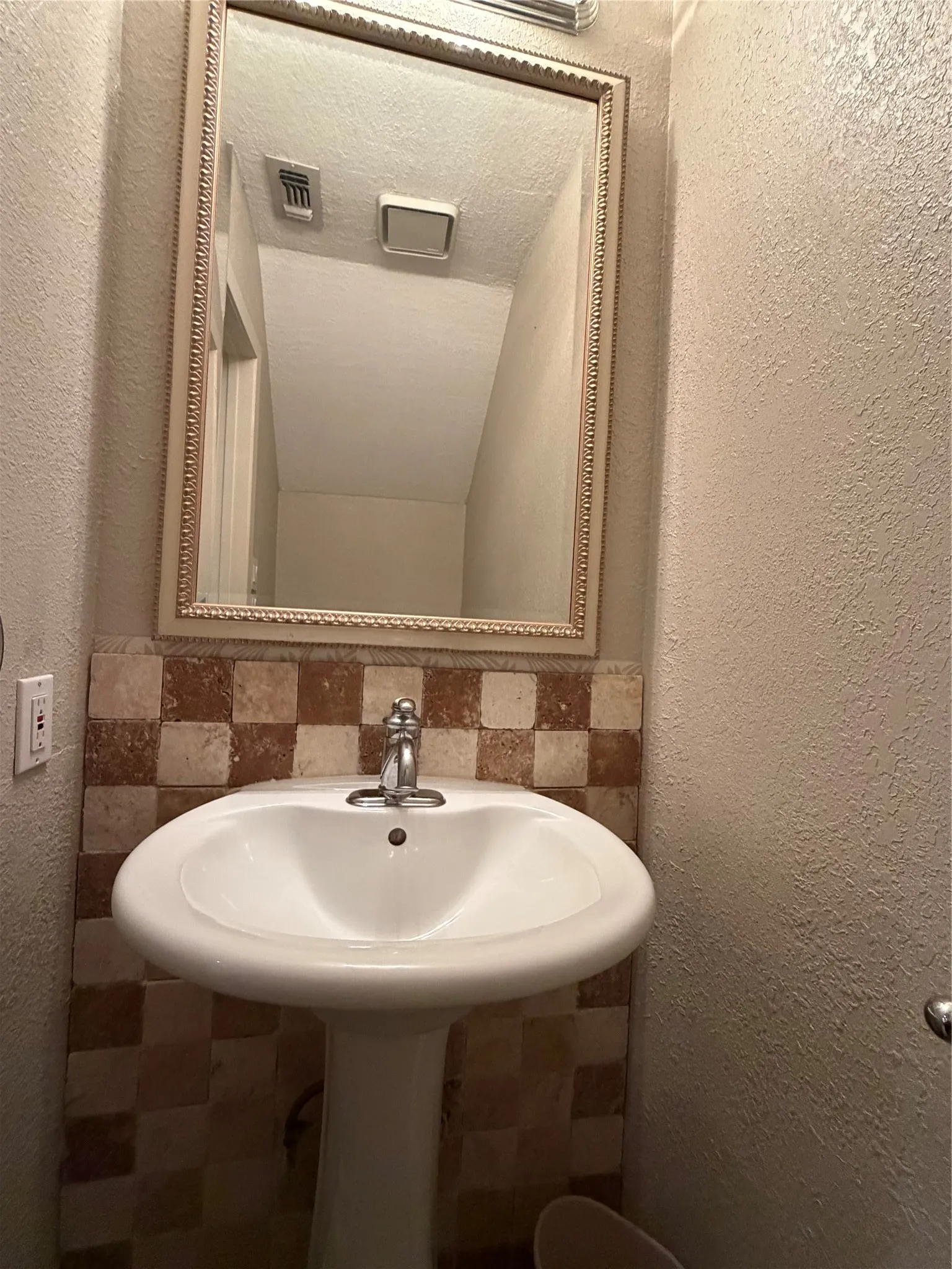 Condominium For Sale in Dallas County , 5740 Martel Avenue B15, Dallas, Texas 75206, 1 Bedroom, 2 Bathroom, 1 Garage spaces, 781 Sqft, built in 1983, mls#21364606, Real Estate Agent in Dallas, Homes For Sale in Dallas county, Homes For Sale in Dallas, Realtor in Dallas Texas, Real Estate Brokerage Independent Realty Texas, Luminita Cordes Realtor