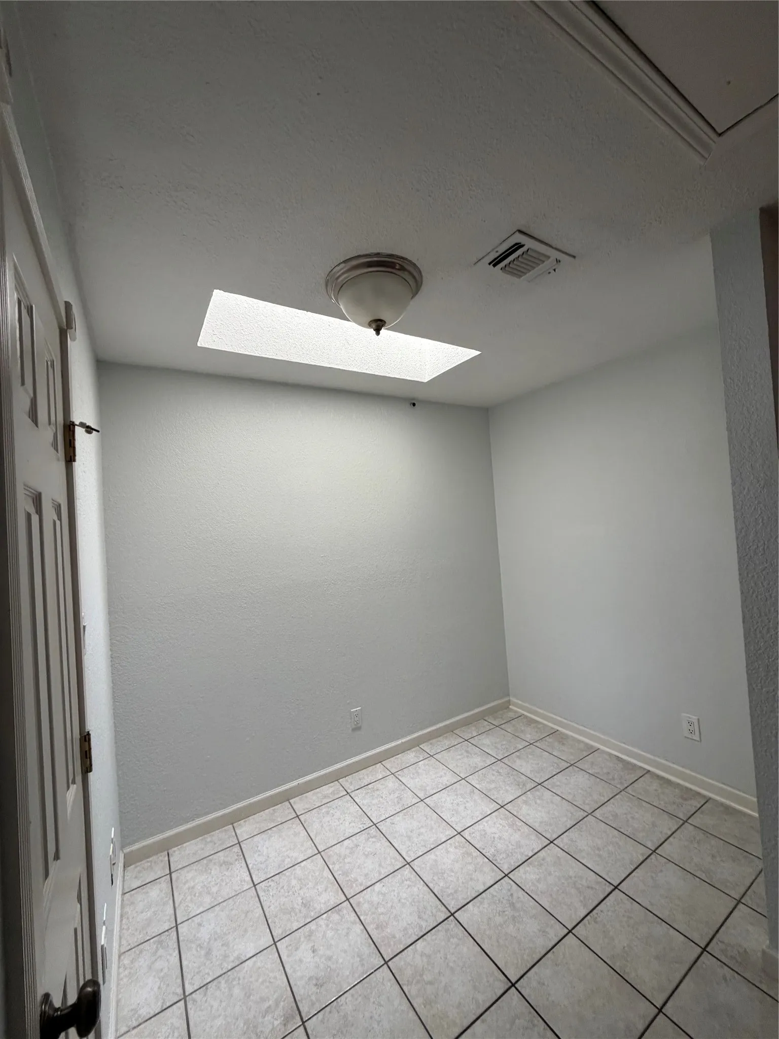 Condominium For Sale in Dallas County , 5740 Martel Avenue B15, Dallas, Texas 75206, 1 Bedroom, 2 Bathroom, 1 Garage spaces, 781 Sqft, built in 1983, mls#21364606, Real Estate Agent in Dallas, Homes For Sale in Dallas county, Homes For Sale in Dallas, Realtor in Dallas Texas, Real Estate Brokerage Independent Realty Texas, Luminita Cordes Realtor