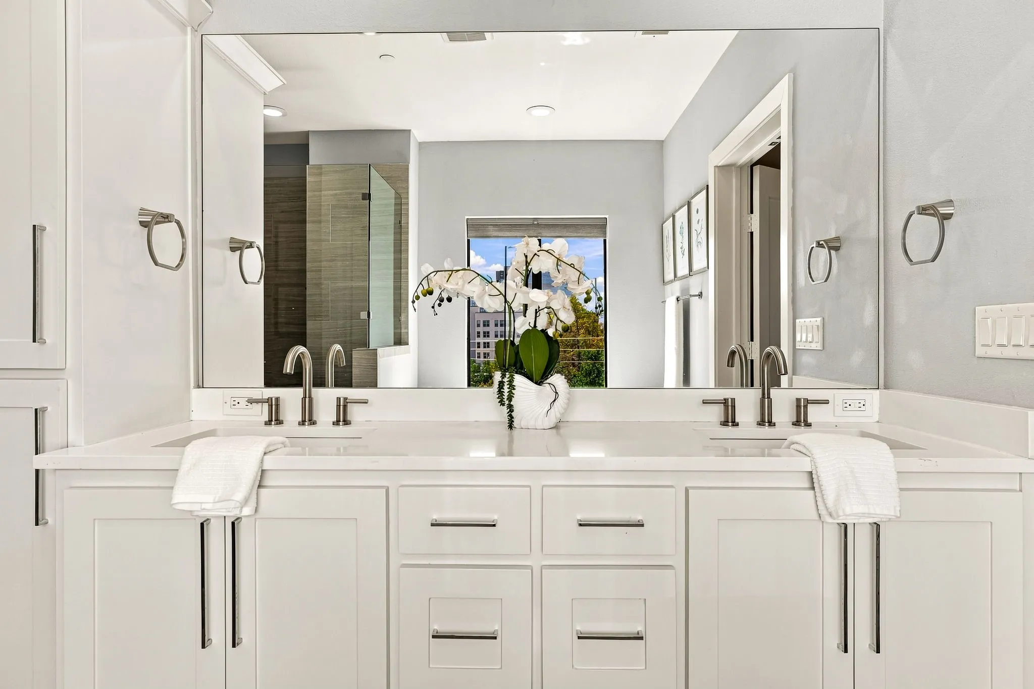 Townhouse For Sale in Dallas County , 2127 Clark Street APT 106, Dallas, Texas 75204, 3 Bedroom, 3 Bathroom, 2 Garage spaces, 2,305 Sqft, built in 2016, mls#21361859, Real Estate Agent in Dallas, Homes For Sale in Dallas county, Homes For Sale in Dallas, Realtor in Dallas Texas, Real Estate Brokerage Independent Realty Texas, Luminita Cordes Realtor