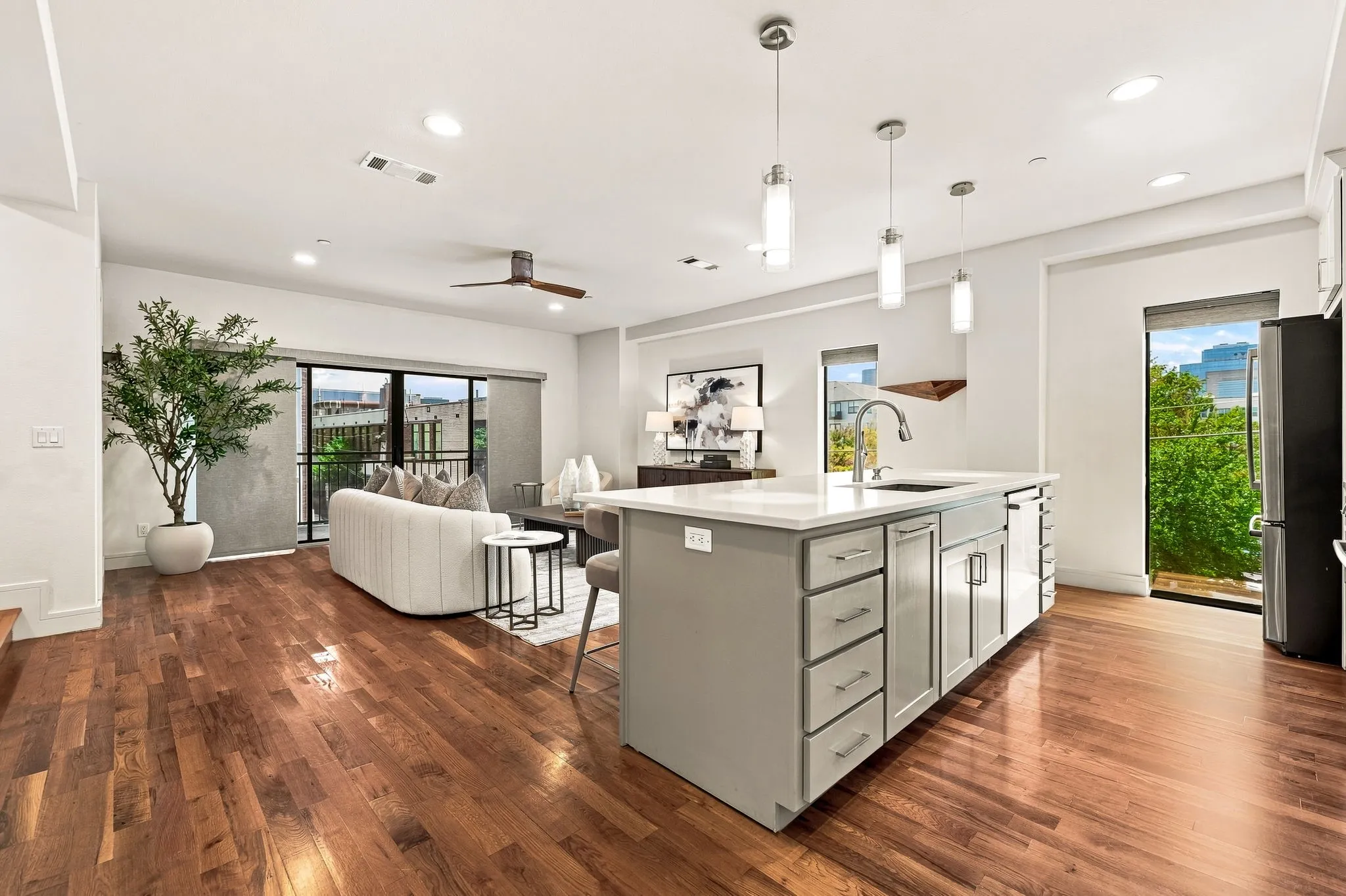 Townhouse For Sale in Dallas County , 2127 Clark Street APT 106, Dallas, Texas 75204, 3 Bedroom, 3 Bathroom, 2 Garage spaces, 2,305 Sqft, built in 2016, mls#21361859, Real Estate Agent in Dallas, Homes For Sale in Dallas county, Homes For Sale in Dallas, Realtor in Dallas Texas, Real Estate Brokerage Independent Realty Texas, Luminita Cordes Realtor