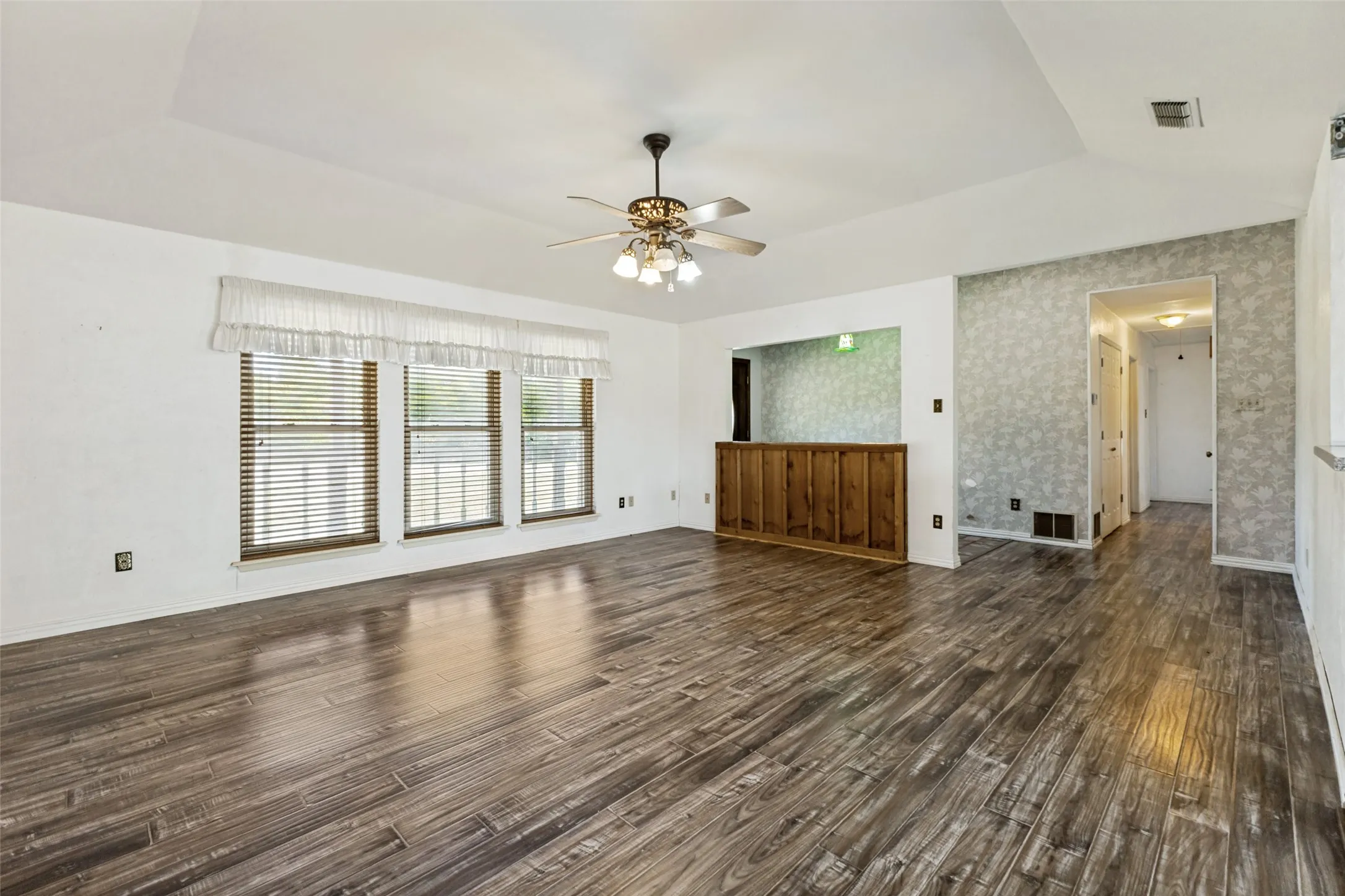 Single Family Residence For Sale in Kaufman County , 20675 Fm 2728, Terrell, Texas 75161, 3 Bedroom, 2 Bathroom, Garage spaces, 1,466 Sqft, built in 1984, mls#21358120, Real Estate Agent in Terrell, Homes For Sale in Kaufman county, Homes For Sale in Terrell, Realtor in Terrell Texas, Real Estate Brokerage Independent Realty Texas, Luminita Cordes Realtor