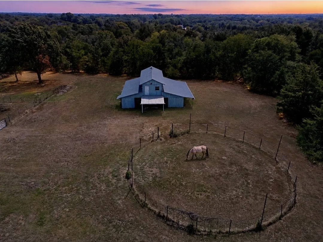 Barn with with round pen