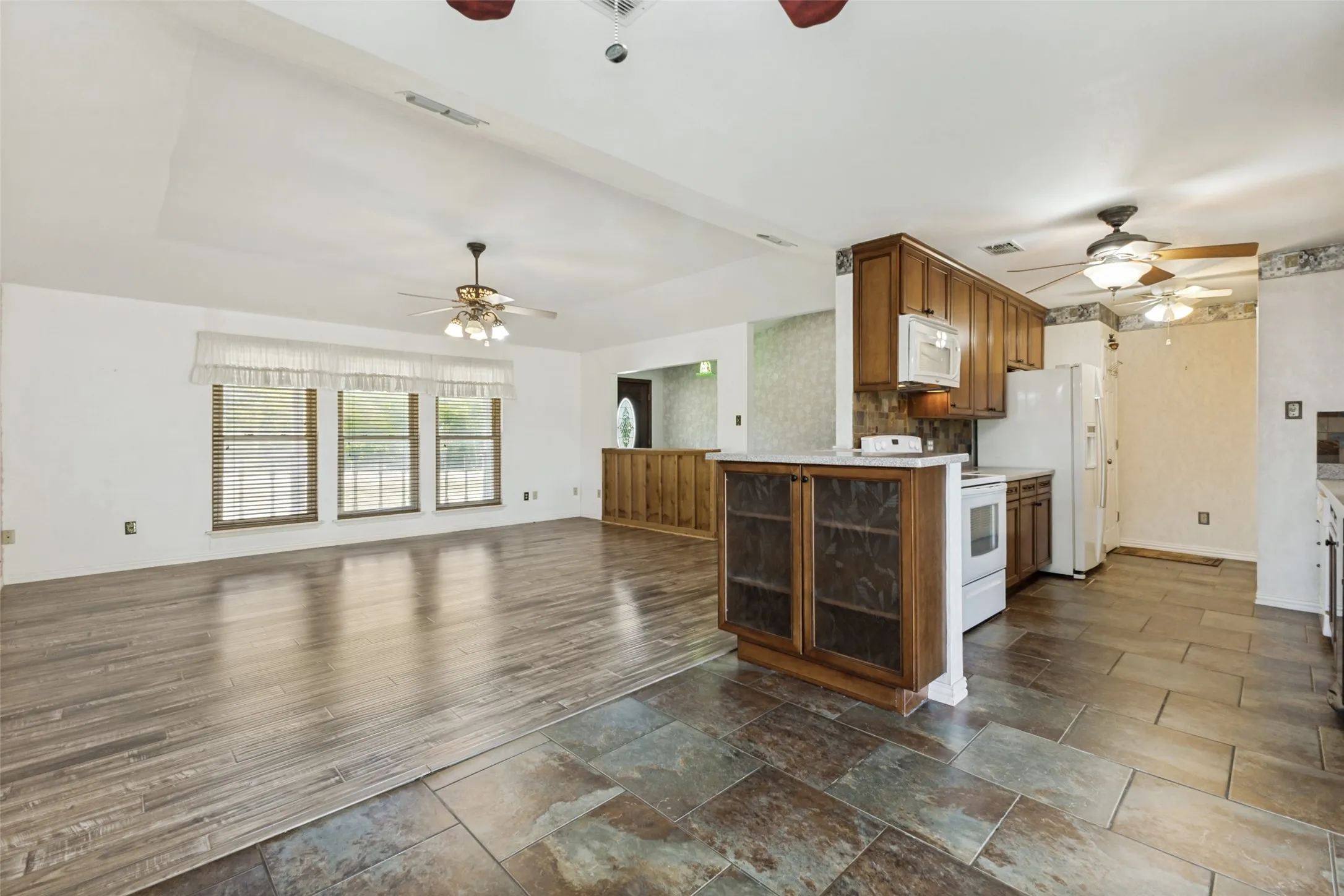 Single Family Residence For Sale in Kaufman County , 20675 Fm 2728, Terrell, Texas 75161, 3 Bedroom, 2 Bathroom, Garage spaces, 1,466 Sqft, built in 1984, mls#21358120, Real Estate Agent in Terrell, Homes For Sale in Kaufman county, Homes For Sale in Terrell, Realtor in Terrell Texas, Real Estate Brokerage Independent Realty Texas, Luminita Cordes Realtor