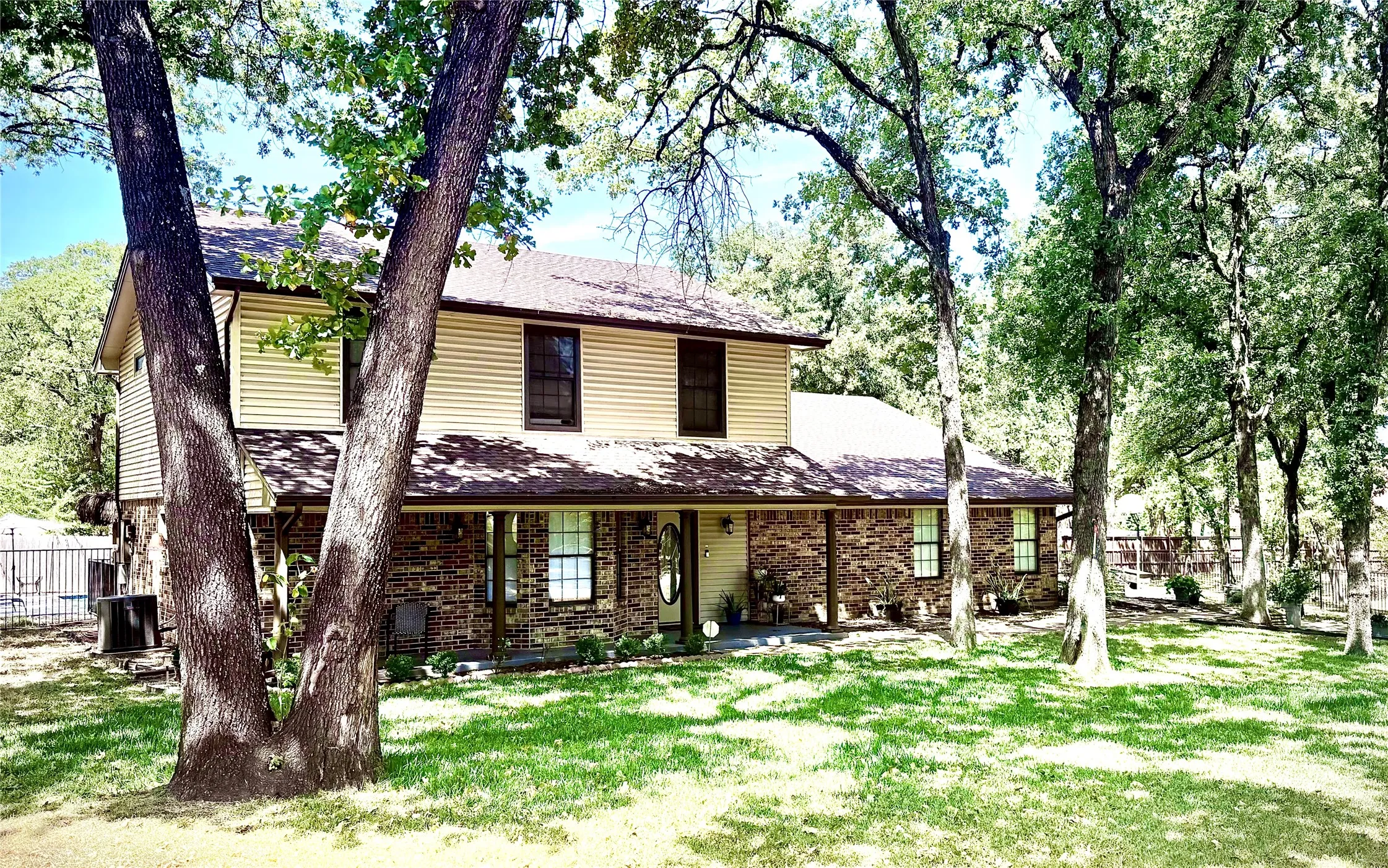 Single Family Residence For Sale in Tarrant County , 1216 Stegall Road, Keller, Texas 76248, 3 Bedroom, 4 Bathroom, 2 Garage spaces, 2,638 Sqft, built in 1984, mls#21365176, Real Estate Agent in Keller, Homes For Sale in Tarrant county, Homes For Sale in Keller, Realtor in Keller Texas, Real Estate Brokerage Independent Realty Texas, Luminita Cordes Realtor