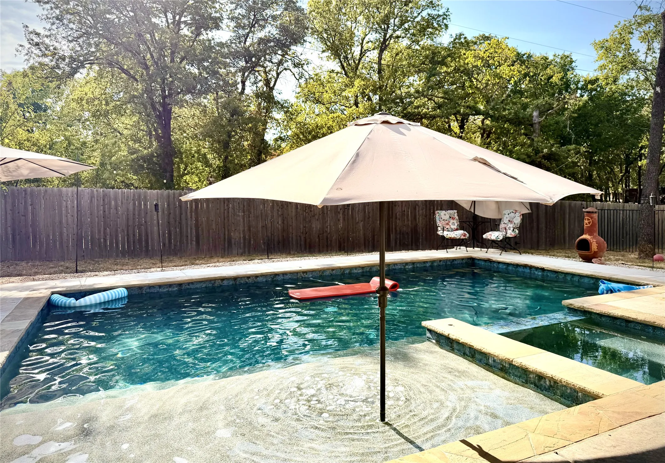Pebbletech pool w tanning ledge and spa