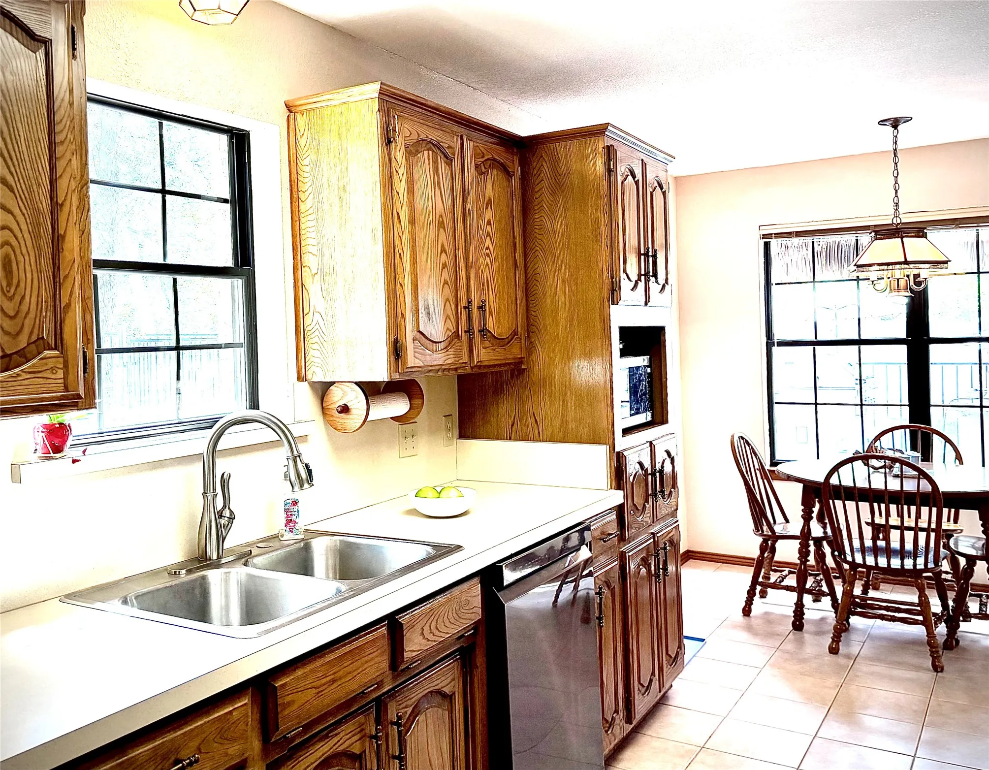 Single Family Residence For Sale in Tarrant County , 1216 Stegall Road, Keller, Texas 76248, 3 Bedroom, 4 Bathroom, 2 Garage spaces, 2,638 Sqft, built in 1984, mls#21365176, Real Estate Agent in Keller, Homes For Sale in Tarrant county, Homes For Sale in Keller, Realtor in Keller Texas, Real Estate Brokerage Independent Realty Texas, Luminita Cordes Realtor