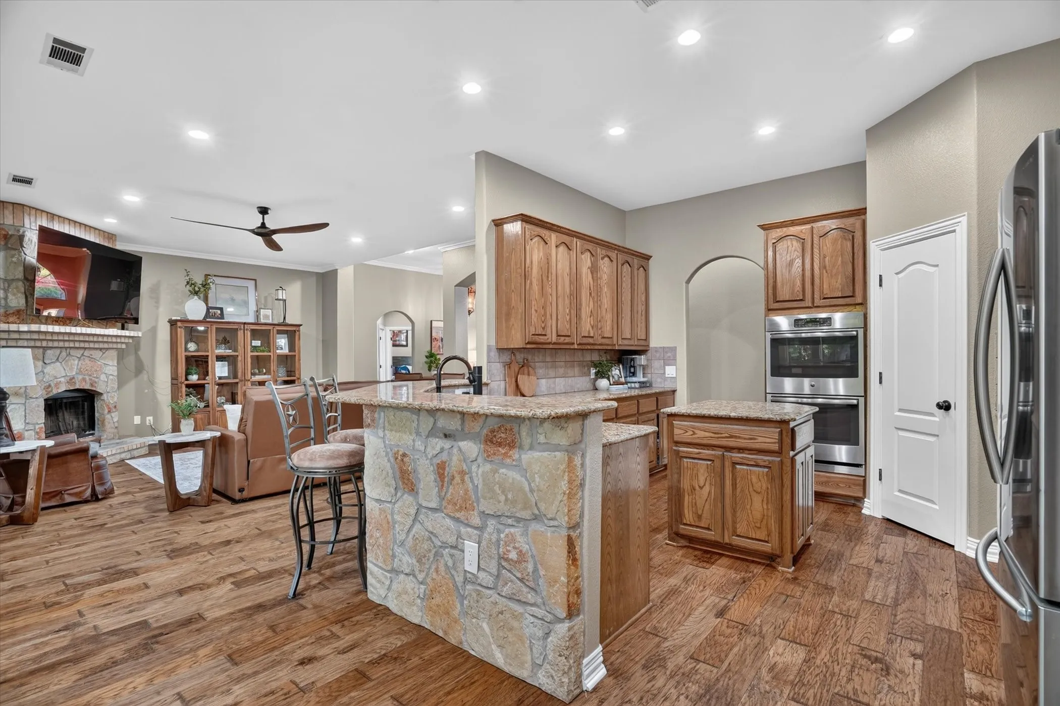 Single Family Residence For Sale in Parker County , 132 N Star Crossing Lane, Weatherford, Texas 76088, 4 Bedroom, 3 Bathroom, 3 Garage spaces, 2,426 Sqft, built in 2005, mls#21365136, Real Estate Agent in Weatherford, Homes For Sale in Parker county, Homes For Sale in Weatherford, Realtor in Weatherford Texas, Real Estate Brokerage Independent Realty Texas, Luminita Cordes Realtor