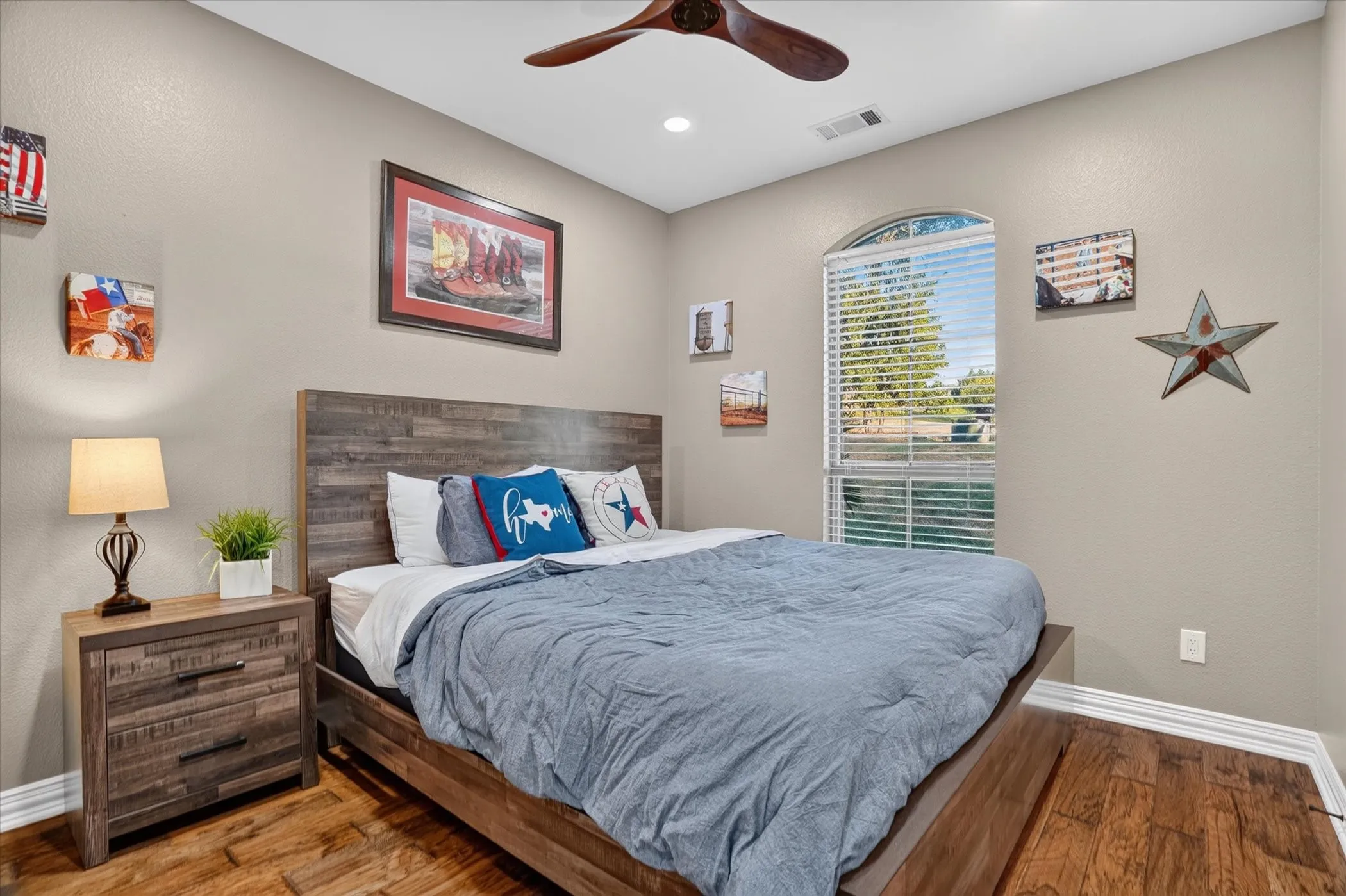Single Family Residence For Sale in Parker County , 132 N Star Crossing Lane, Weatherford, Texas 76088, 4 Bedroom, 3 Bathroom, 3 Garage spaces, 2,426 Sqft, built in 2005, mls#21365136, Real Estate Agent in Weatherford, Homes For Sale in Parker county, Homes For Sale in Weatherford, Realtor in Weatherford Texas, Real Estate Brokerage Independent Realty Texas, Luminita Cordes Realtor