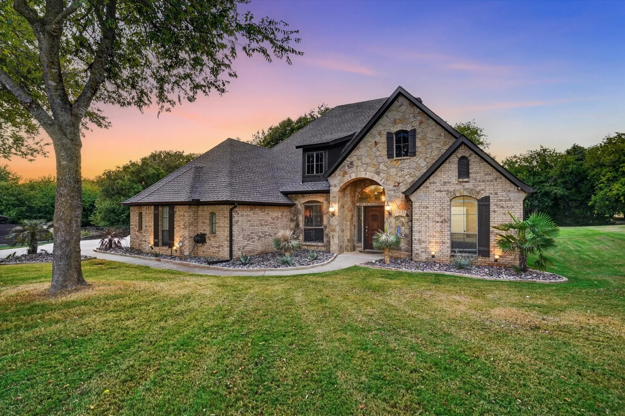 Single Family Residence For Sale in Parker County , 132 N Star Crossing Lane, Weatherford, Texas 76088, 4 Bedroom, 3 Bathroom, 3 Garage spaces, 2,426 Sqft, built in 2005, mls#21365136, Real Estate Agent in Weatherford, Homes For Sale in Parker county, Homes For Sale in Weatherford, Realtor in Weatherford Texas, Real Estate Brokerage Independent Realty Texas, Luminita Cordes Realtor
