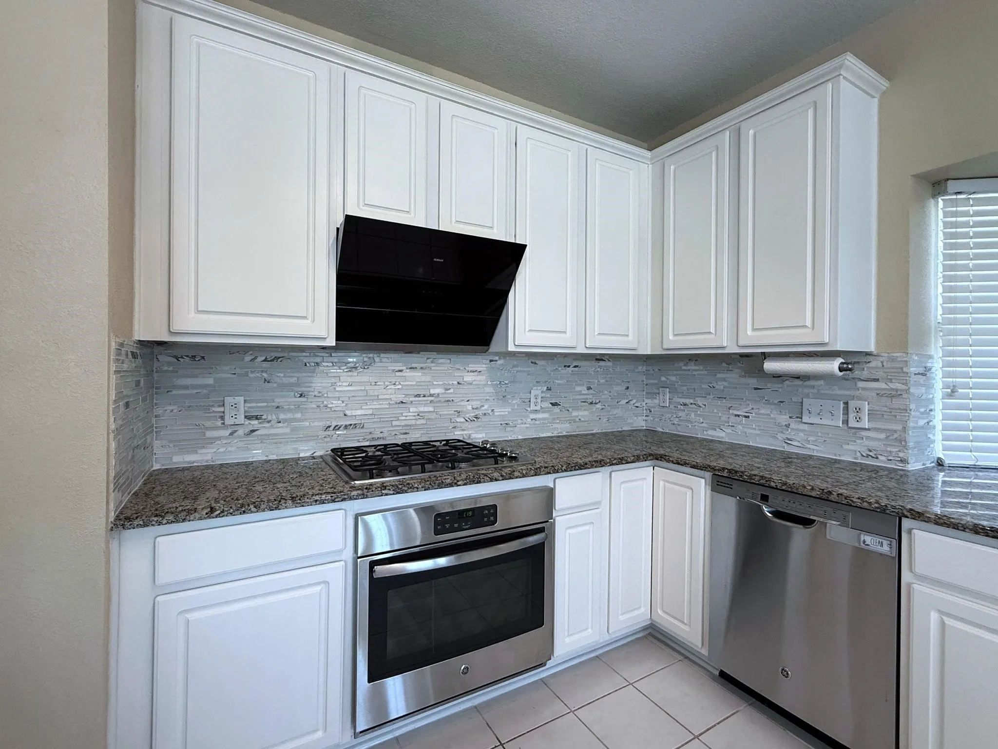 Beautiful backsplash & gas cooktop
