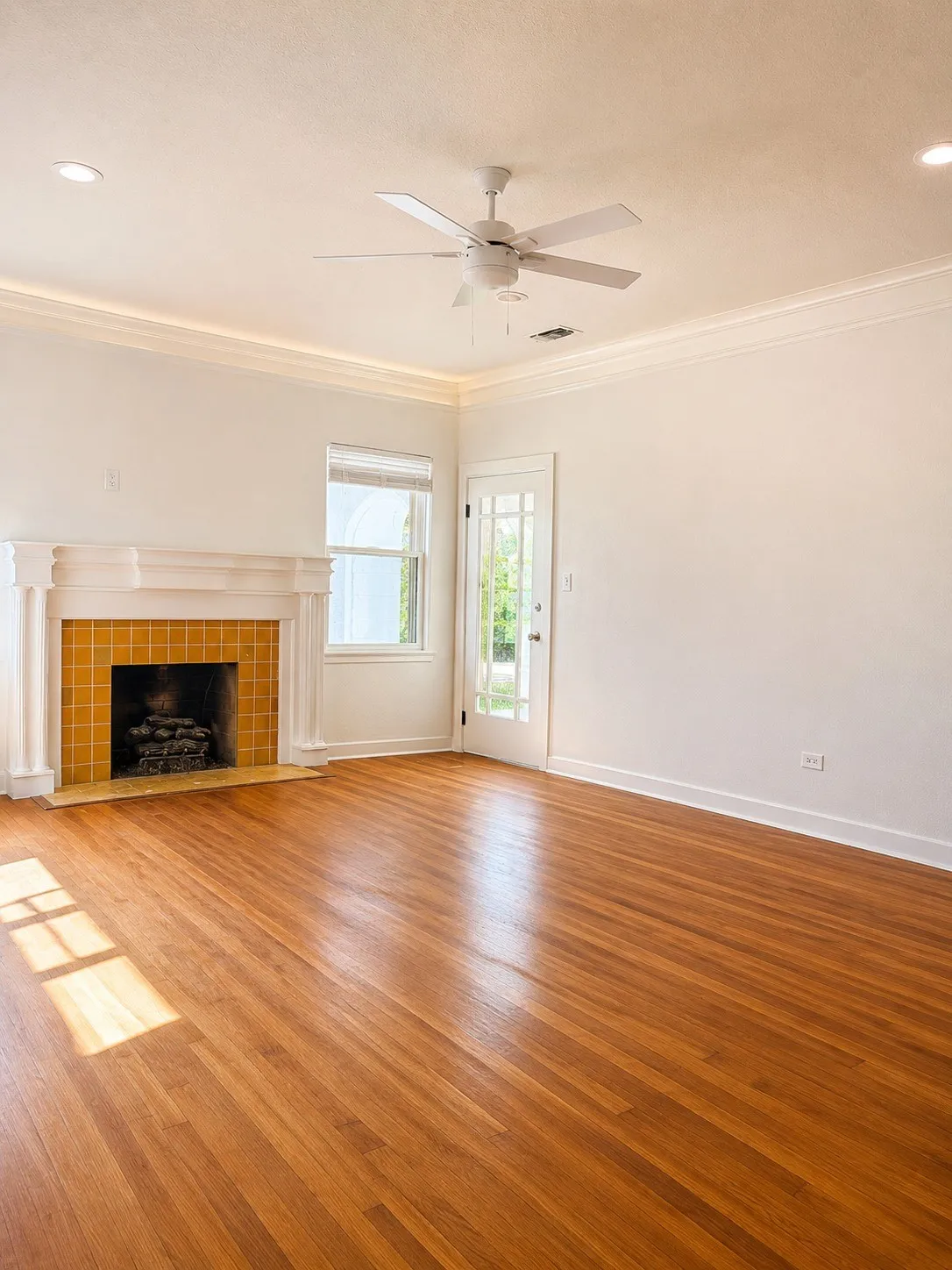 Duplex For Rent in Tarrant County , 3252 S University Drive, Fort Worth, Texas 76109, 3 Bedroom, 2 Bathroom, Garage spaces, 1,780 Sqft, built in 1938, mls#21365303, Real Estate Agent in Fort Worth, Homes For Rent in Tarrant county, Homes For Rent in Fort Worth, Realtor in Fort Worth Texas, Real Estate Brokerage Independent Realty Texas, Luminita Cordes Realtor