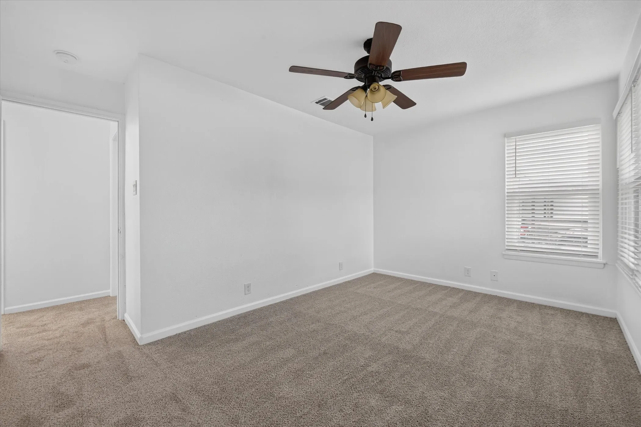 Single Family Residence For Sale in Johnson County , 906 Euclid Street, Cleburne, Texas 76033, 3 Bedroom, 1 Bathroom, Garage spaces, 1,182 Sqft, built in 1960, mls#21359070, Real Estate Agent in Cleburne, Homes For Sale in Johnson county, Homes For Sale in Cleburne, Realtor in Cleburne Texas, Real Estate Brokerage Independent Realty Texas, Luminita Cordes Realtor