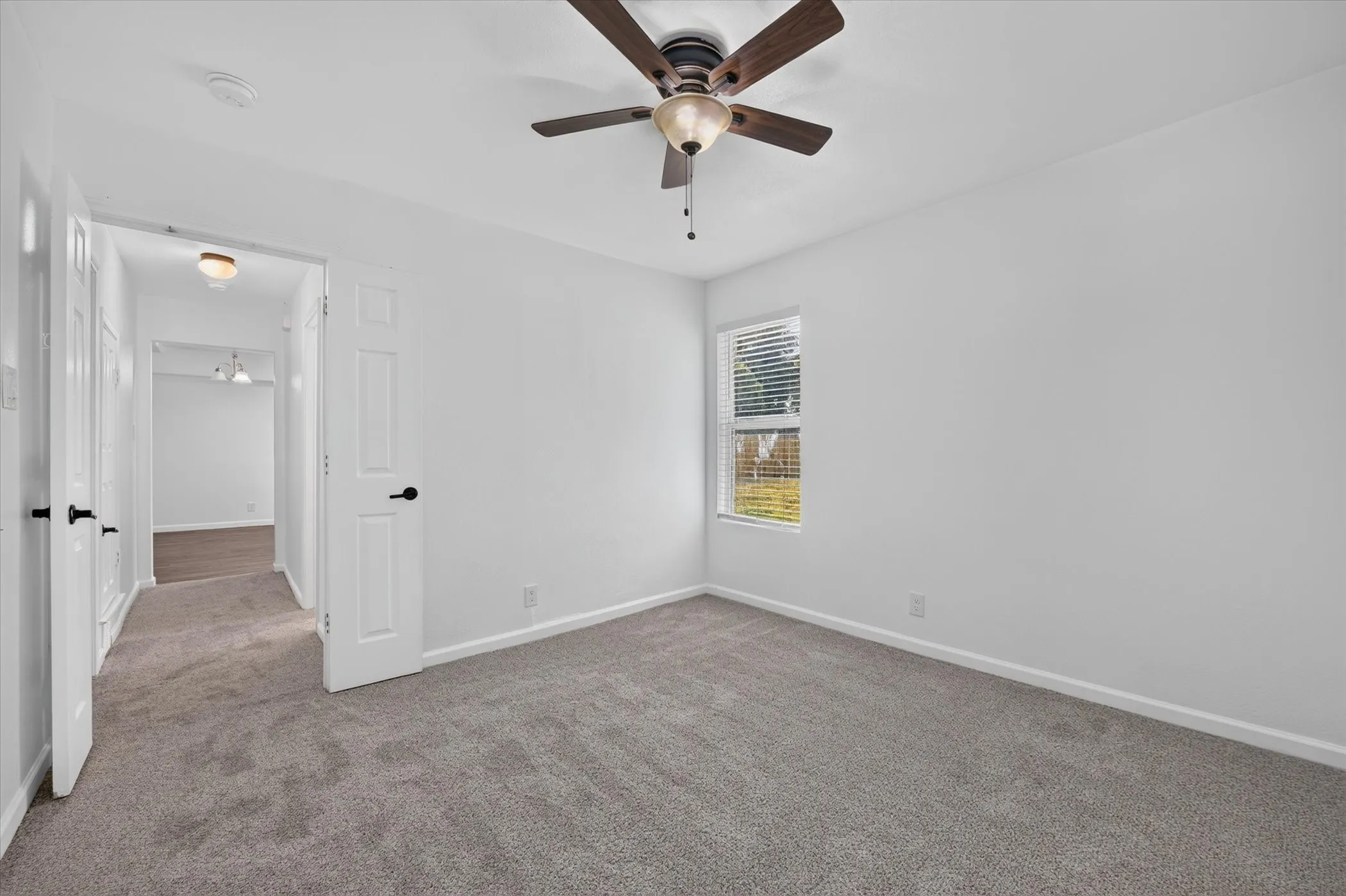 Single Family Residence For Sale in Johnson County , 906 Euclid Street, Cleburne, Texas 76033, 3 Bedroom, 1 Bathroom, Garage spaces, 1,182 Sqft, built in 1960, mls#21359070, Real Estate Agent in Cleburne, Homes For Sale in Johnson county, Homes For Sale in Cleburne, Realtor in Cleburne Texas, Real Estate Brokerage Independent Realty Texas, Luminita Cordes Realtor