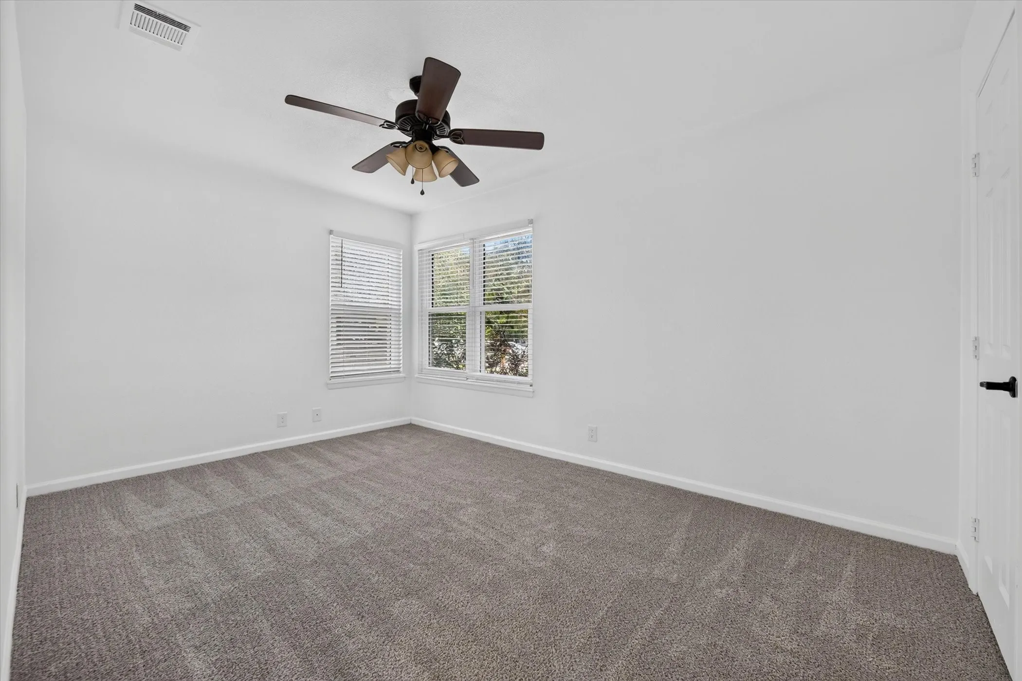 Single Family Residence For Sale in Johnson County , 906 Euclid Street, Cleburne, Texas 76033, 3 Bedroom, 1 Bathroom, Garage spaces, 1,182 Sqft, built in 1960, mls#21359070, Real Estate Agent in Cleburne, Homes For Sale in Johnson county, Homes For Sale in Cleburne, Realtor in Cleburne Texas, Real Estate Brokerage Independent Realty Texas, Luminita Cordes Realtor