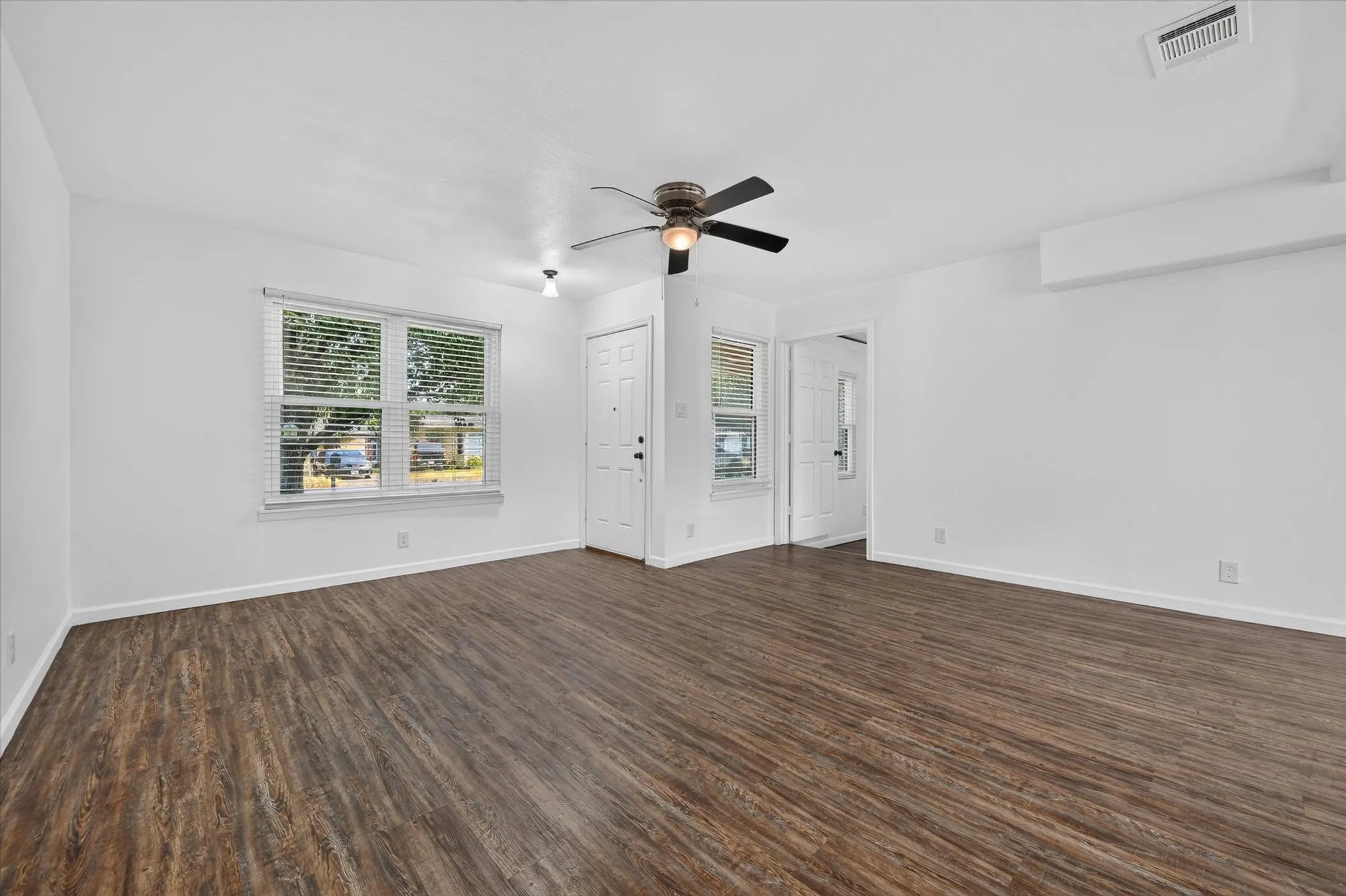Single Family Residence For Sale in Johnson County , 906 Euclid Street, Cleburne, Texas 76033, 3 Bedroom, 1 Bathroom, Garage spaces, 1,182 Sqft, built in 1960, mls#21359070, Real Estate Agent in Cleburne, Homes For Sale in Johnson county, Homes For Sale in Cleburne, Realtor in Cleburne Texas, Real Estate Brokerage Independent Realty Texas, Luminita Cordes Realtor