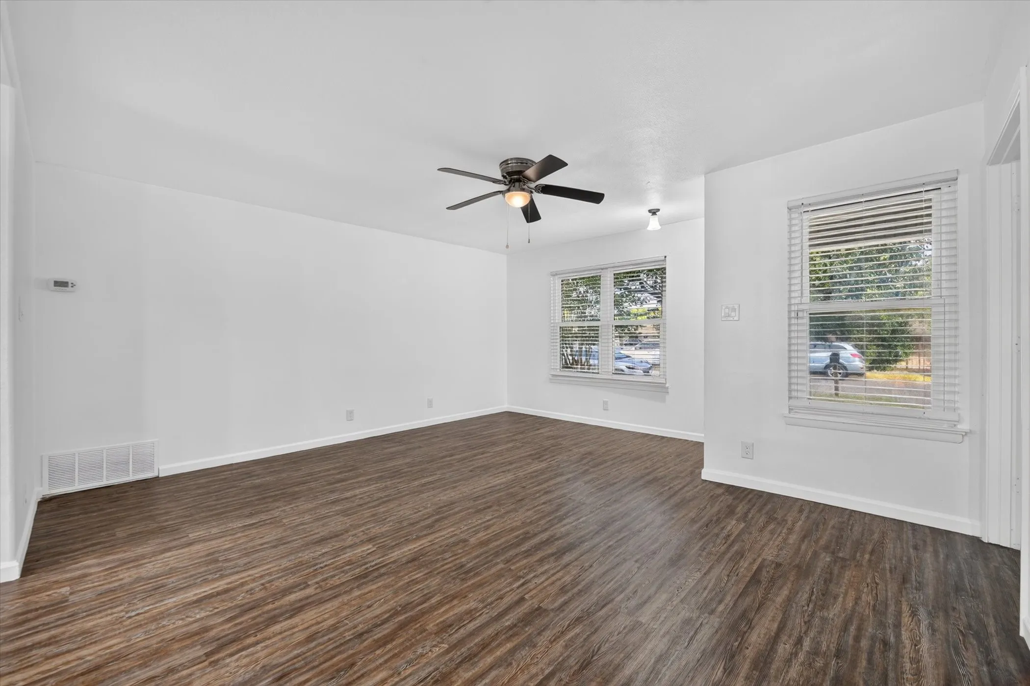 Single Family Residence For Sale in Johnson County , 906 Euclid Street, Cleburne, Texas 76033, 3 Bedroom, 1 Bathroom, Garage spaces, 1,182 Sqft, built in 1960, mls#21359070, Real Estate Agent in Cleburne, Homes For Sale in Johnson county, Homes For Sale in Cleburne, Realtor in Cleburne Texas, Real Estate Brokerage Independent Realty Texas, Luminita Cordes Realtor