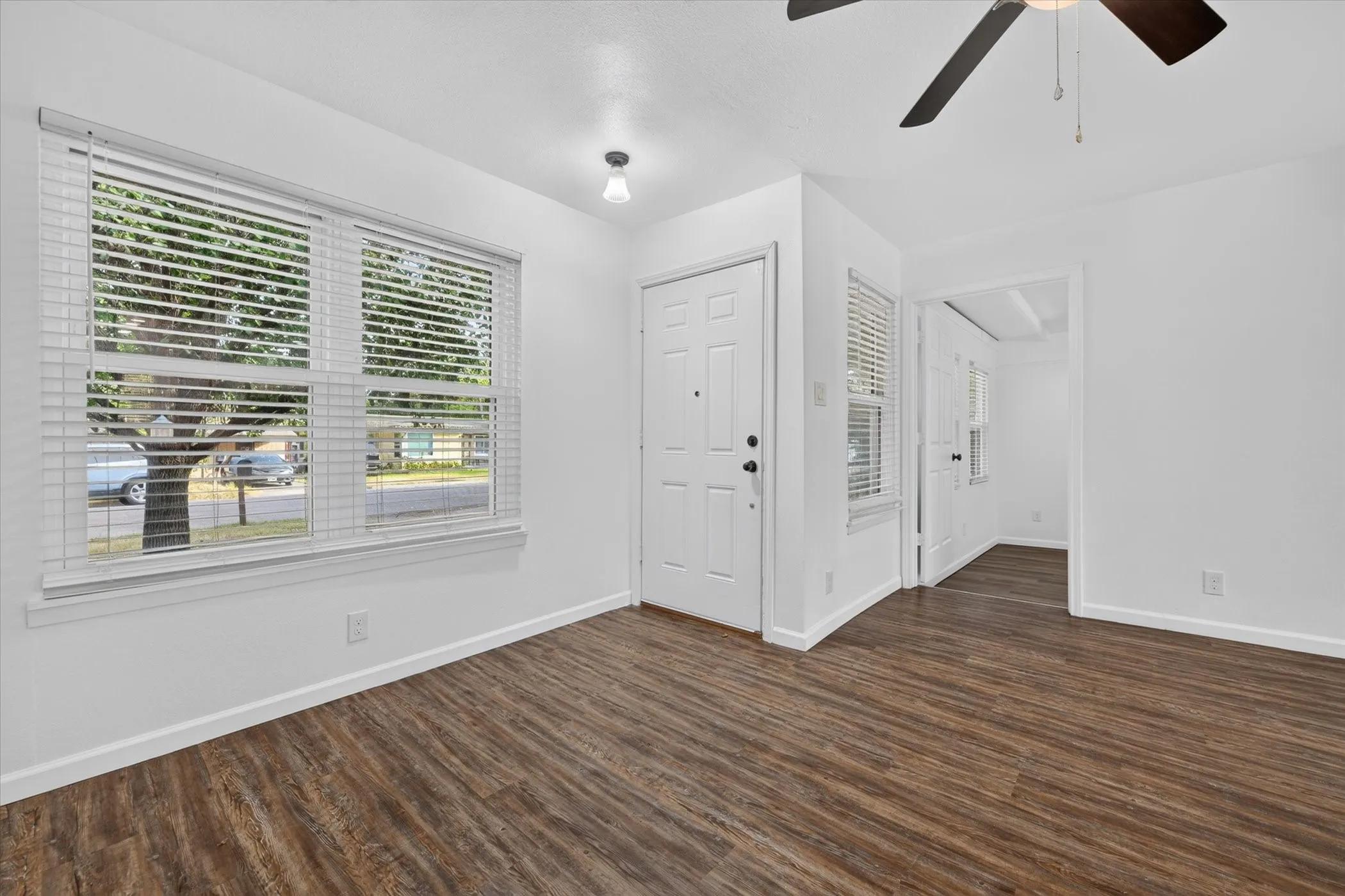 Single Family Residence For Sale in Johnson County , 906 Euclid Street, Cleburne, Texas 76033, 3 Bedroom, 1 Bathroom, Garage spaces, 1,182 Sqft, built in 1960, mls#21359070, Real Estate Agent in Cleburne, Homes For Sale in Johnson county, Homes For Sale in Cleburne, Realtor in Cleburne Texas, Real Estate Brokerage Independent Realty Texas, Luminita Cordes Realtor
