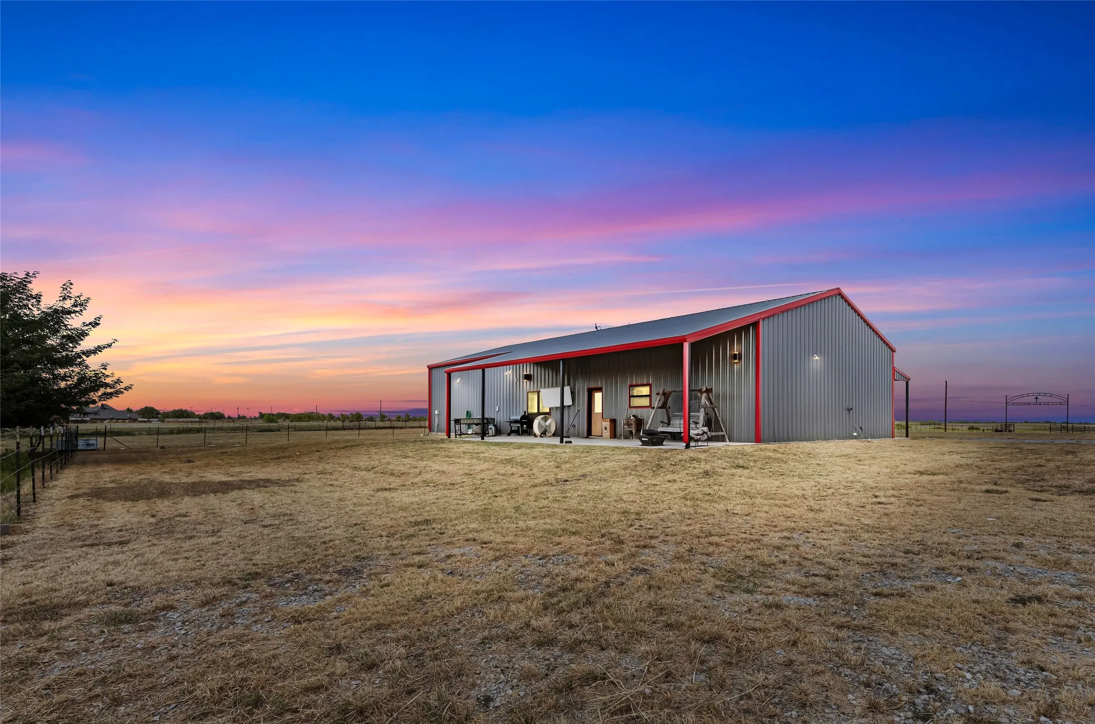Single Family Residence For Sale in Wise County , 12880 N County Line Rd, Ponder, Texas 76259, 3 Bedroom, 2 Bathroom, 2 Garage spaces, 2,024 Sqft, built in 2020, Price $1,200,000, mls#21362124, Real Estate Agent in Ponder, Homes For Sale in Wise county, Homes For Sale in Ponder, Realtor in Ponder Texas, Real Estate Brokerage Independent Realty Texas, Luminita Cordes Realtor
