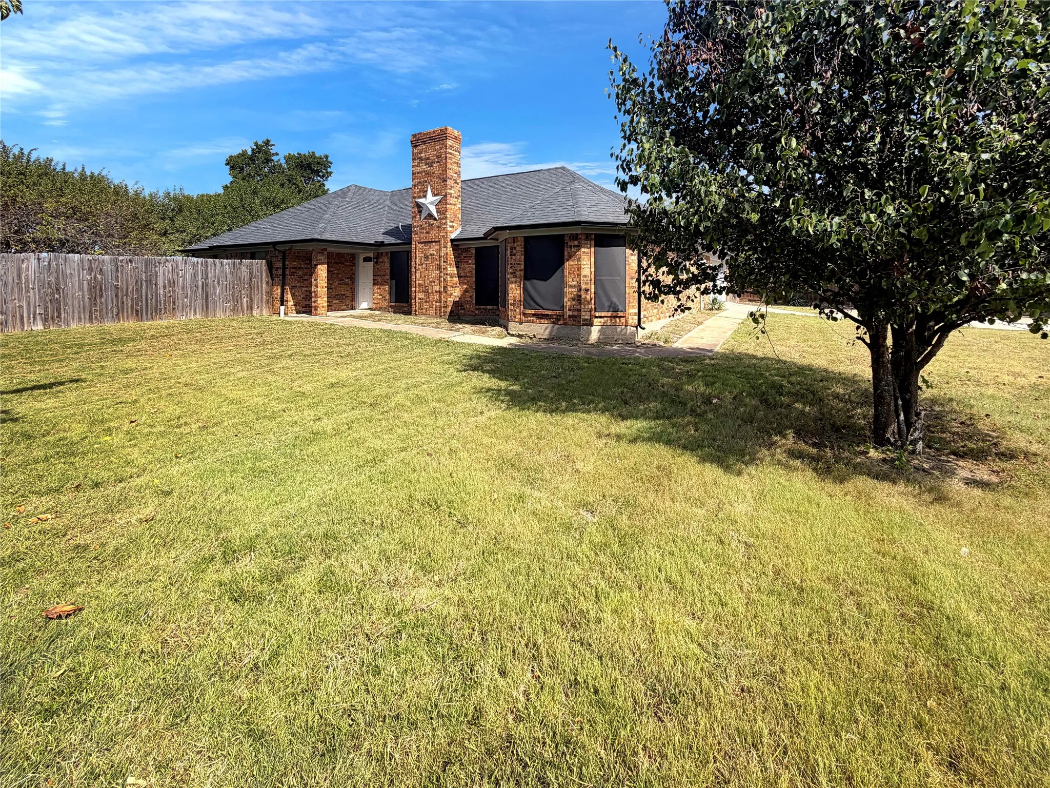 Single Family Residence For Sale in Hunt County , 1106 N Atkins Drive, Celeste, Texas 75423, 3 Bedroom, 2 Bathroom, 2 Garage spaces, 1,625 Sqft, built in 1989, mls#21365312, Real Estate Agent in Celeste, Homes For Sale in Hunt county, Homes For Sale in Celeste, Realtor in Celeste Texas, Real Estate Brokerage Independent Realty Texas, Luminita Cordes Realtor