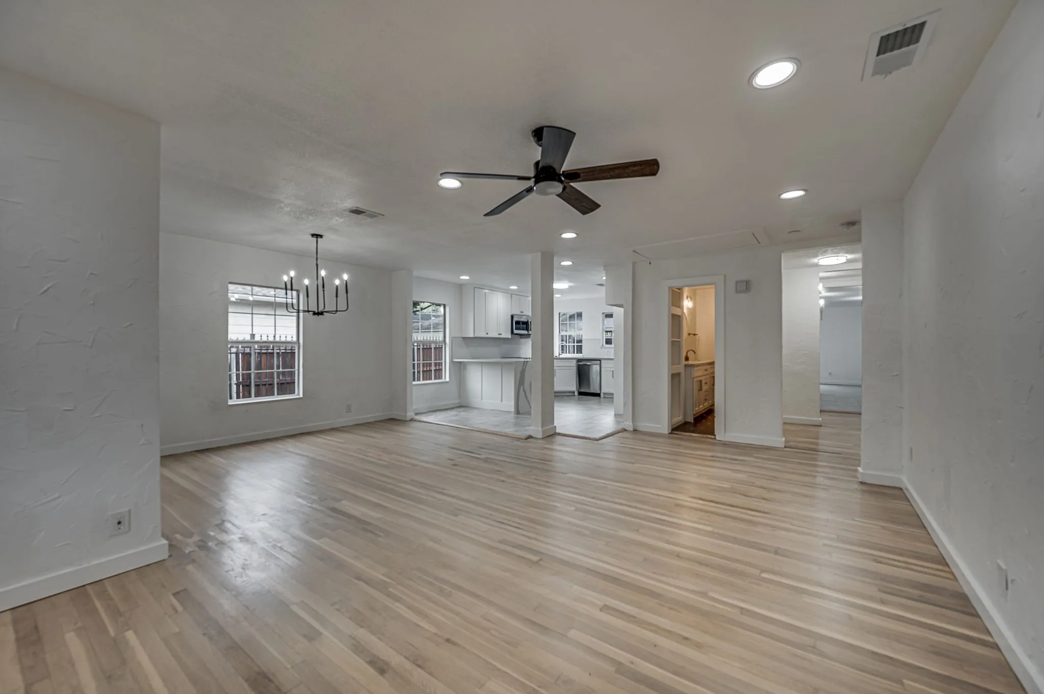 Single Family Residence For Rent in Tarrant County , 4728 Houghton Avenue, Fort Worth, Texas 76107, 5 Bedroom, 3 Bathroom, Garage spaces, 1,584 Sqft, built in 1951, mls#21365320, Real Estate Agent in Fort Worth, Homes For Rent in Tarrant county, Homes For Rent in Fort Worth, Realtor in Fort Worth Texas, Real Estate Brokerage Independent Realty Texas, Luminita Cordes Realtor