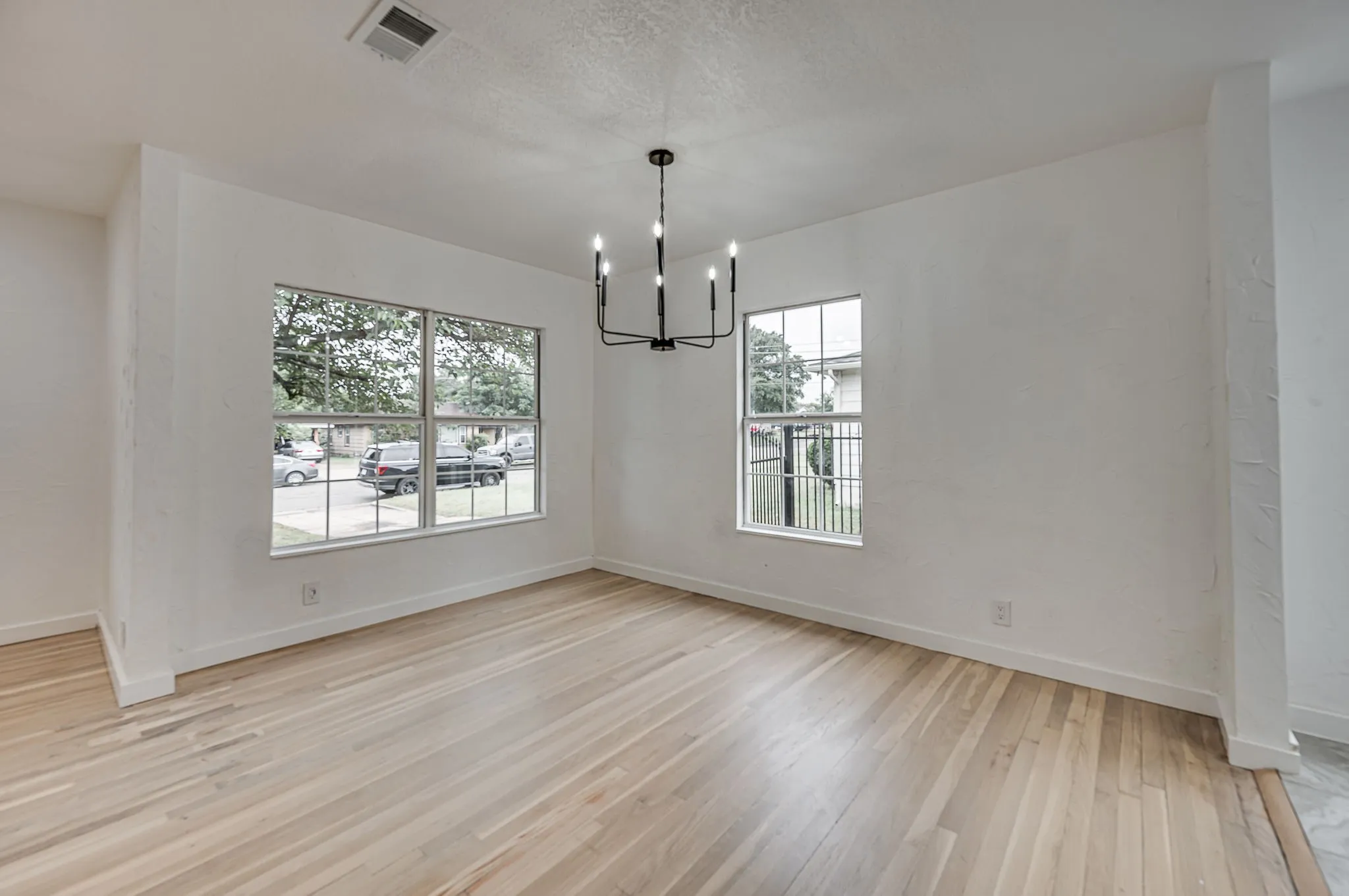 Single Family Residence For Rent in Tarrant County , 4728 Houghton Avenue, Fort Worth, Texas 76107, 5 Bedroom, 3 Bathroom, Garage spaces, 1,584 Sqft, built in 1951, mls#21365320, Real Estate Agent in Fort Worth, Homes For Rent in Tarrant county, Homes For Rent in Fort Worth, Realtor in Fort Worth Texas, Real Estate Brokerage Independent Realty Texas, Luminita Cordes Realtor