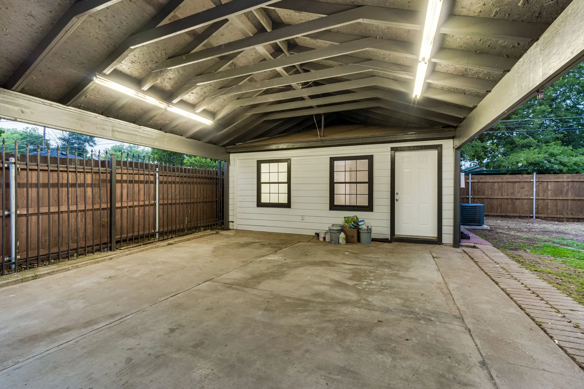 Single Family Residence For Rent in Tarrant County , 4728 Houghton Avenue, Fort Worth, Texas 76107, 5 Bedroom, 3 Bathroom, Garage spaces, 1,584 Sqft, built in 1951, mls#21365320, Real Estate Agent in Fort Worth, Homes For Rent in Tarrant county, Homes For Rent in Fort Worth, Realtor in Fort Worth Texas, Real Estate Brokerage Independent Realty Texas, Luminita Cordes Realtor