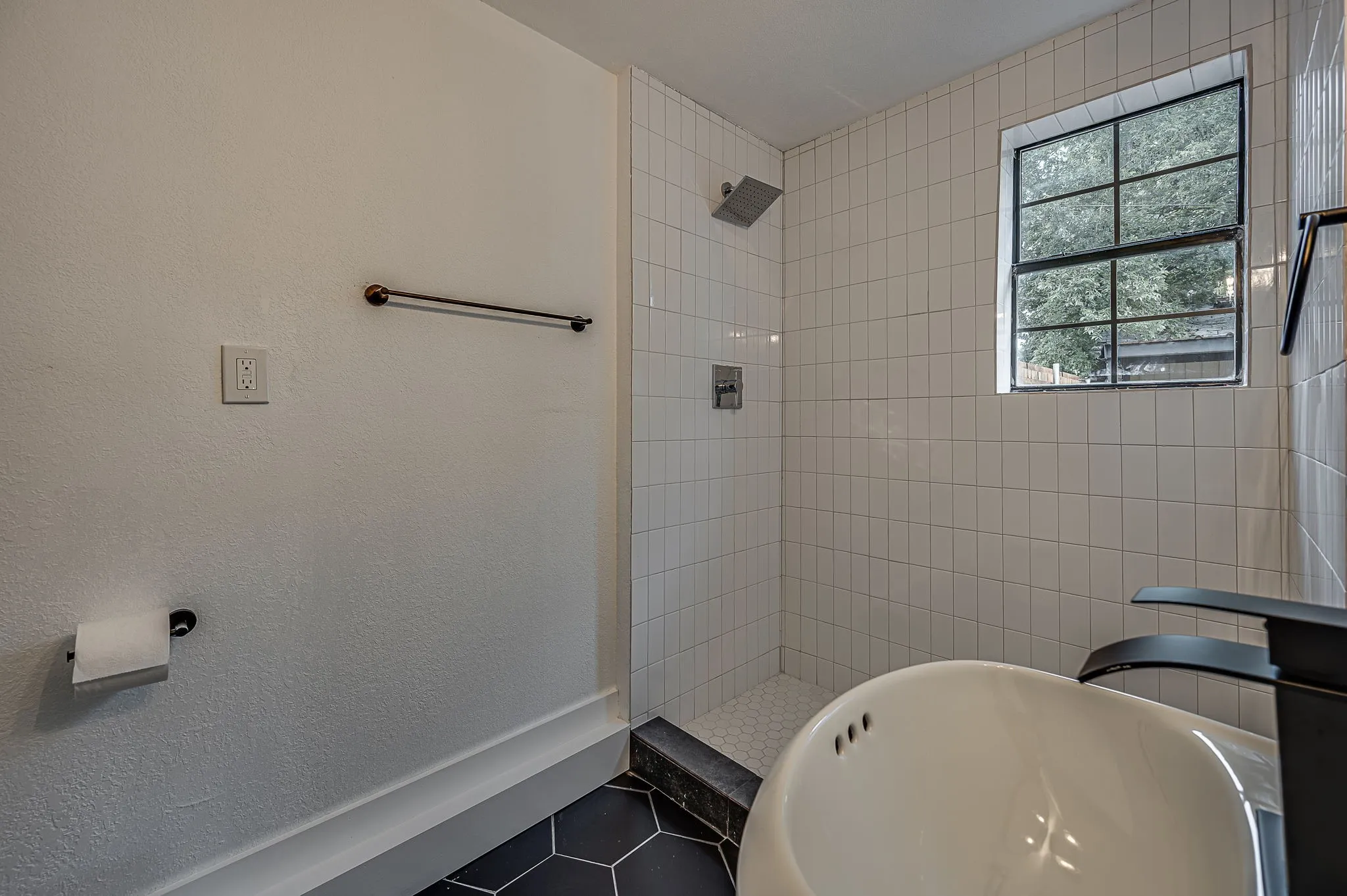 Single Family Residence For Rent in Tarrant County , 4728 Houghton Avenue, Fort Worth, Texas 76107, 5 Bedroom, 3 Bathroom, Garage spaces, 1,584 Sqft, built in 1951, mls#21365320, Real Estate Agent in Fort Worth, Homes For Rent in Tarrant county, Homes For Rent in Fort Worth, Realtor in Fort Worth Texas, Real Estate Brokerage Independent Realty Texas, Luminita Cordes Realtor