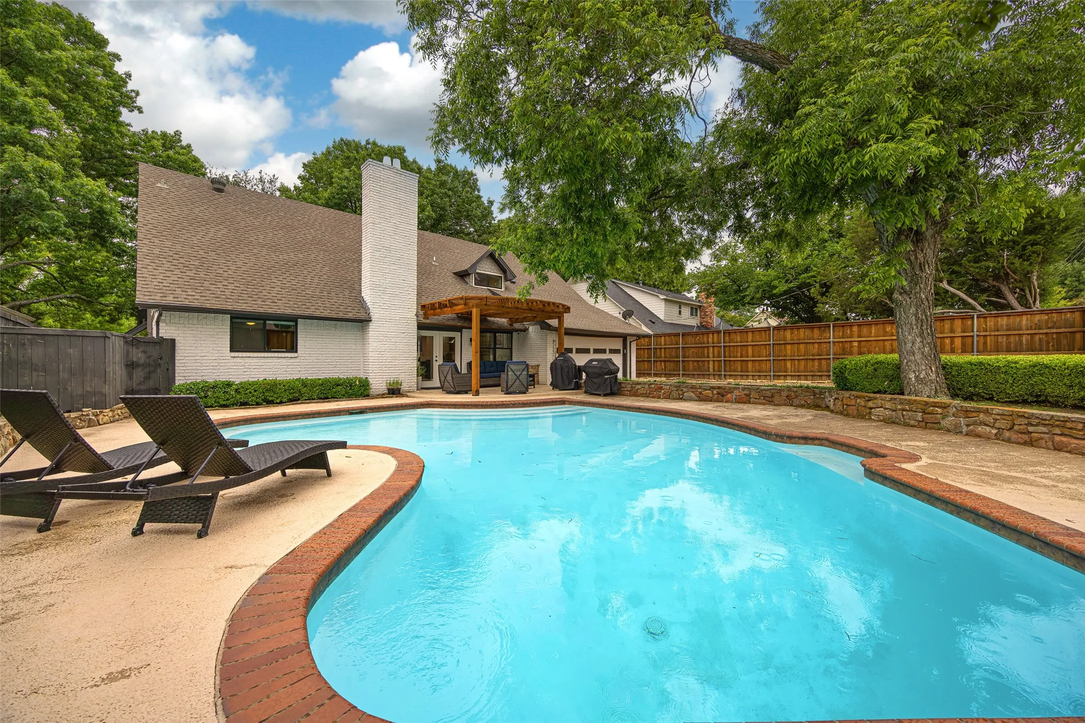 Single Family Residence For Sale in Dallas County , 9827 Vistadale Drive, Dallas, Texas 75238, 4 Bedroom, 3 Bathroom, 2 Garage spaces, 2,456 Sqft, built in 1966, mls#21365295, Real Estate Agent in Dallas, Homes For Sale in Dallas county, Homes For Sale in Dallas, Realtor in Dallas Texas, Real Estate Brokerage Independent Realty Texas, Luminita Cordes Realtor