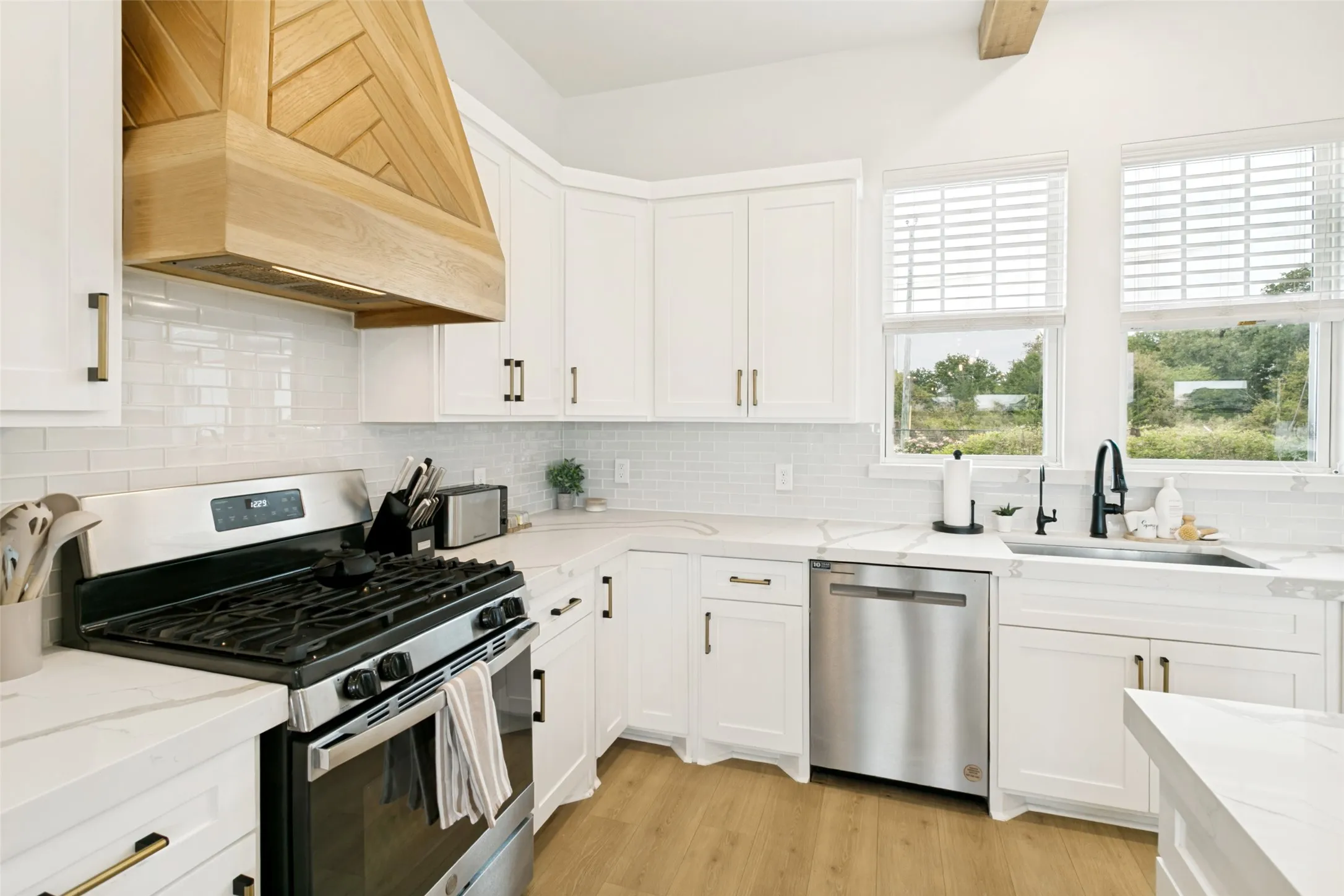 Single Family Residence For Sale in Johnson County , 128 Chambers Creek Trail, Alvarado, Texas 76009, 4 Bedroom, 3 Bathroom, 3 Garage spaces, 2,206 Sqft, built in 2021, mls#21350930, Real Estate Agent in Alvarado, Homes For Sale in Johnson county, Homes For Sale in Alvarado, Realtor in Alvarado Texas, Real Estate Brokerage Independent Realty Texas, Luminita Cordes Realtor